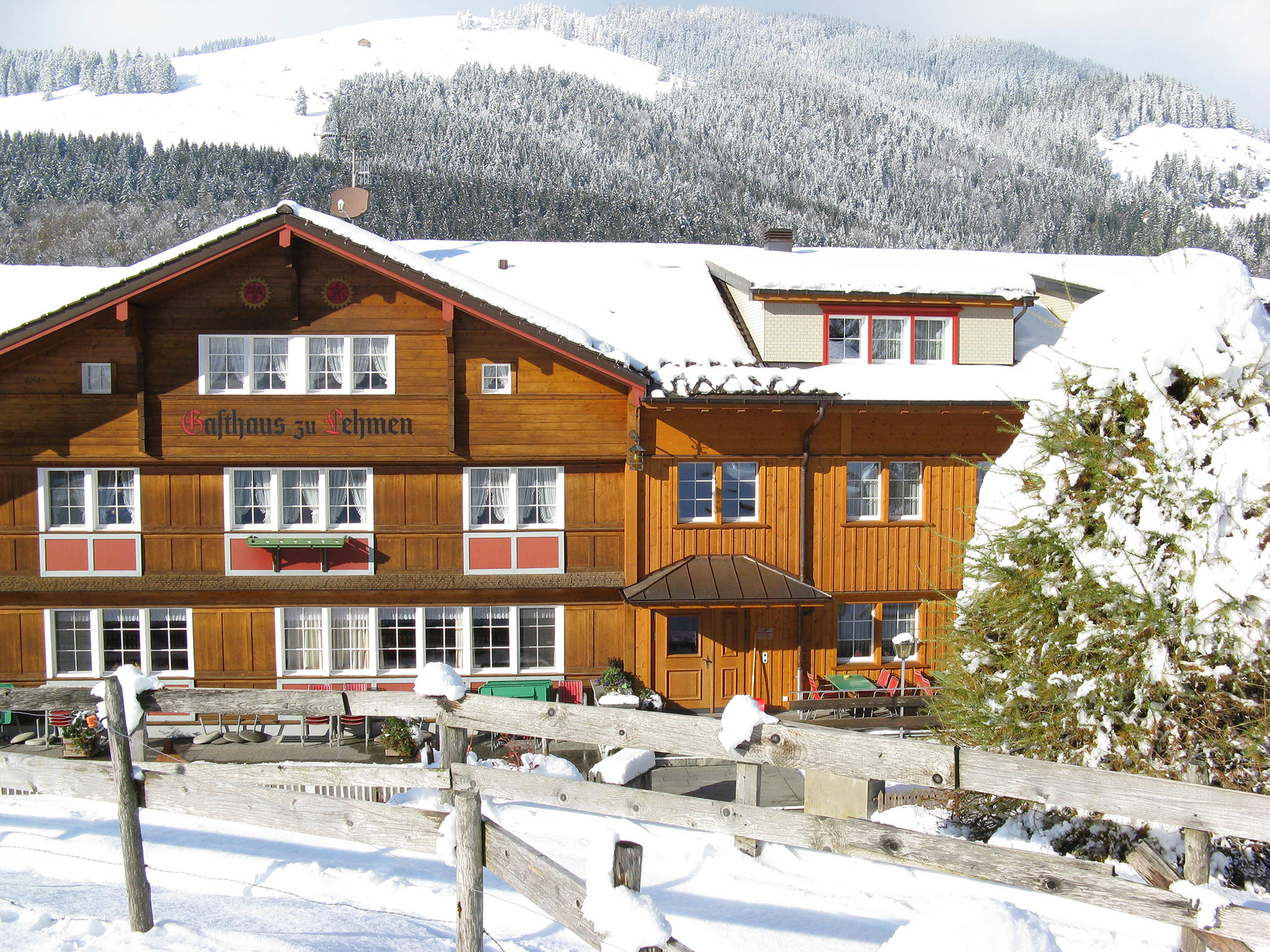 43dfd76dcc90cd1a9732c7ebed6ca4db0c8cd558_Lehmen_Aussenansicht_Winter.jpg