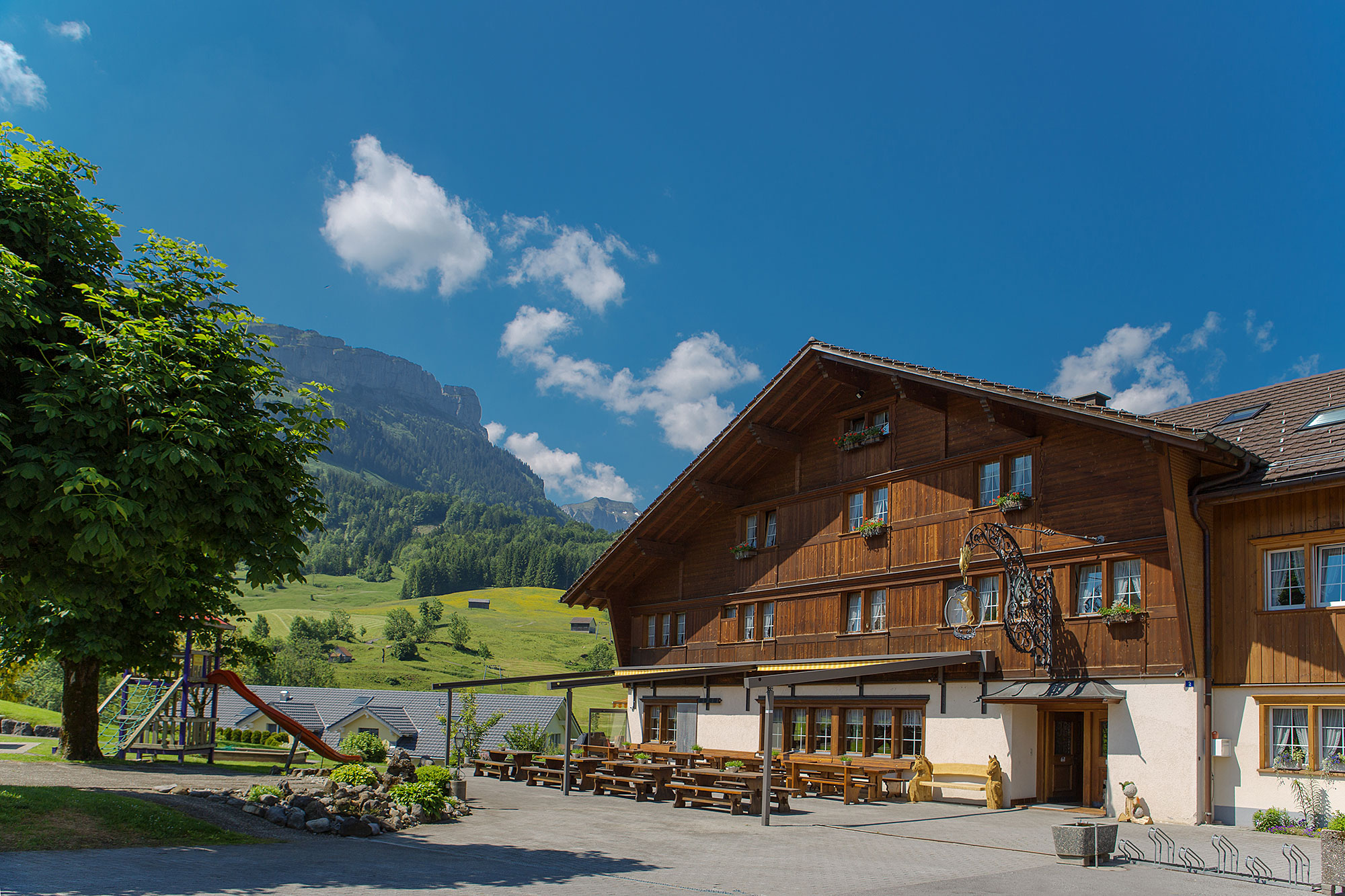 4ce26c0c003e2fcdeec531ef8f8d74cb9b04bb8d_146_Roessli_Bruelisau_Aussenansicht_Sommer.jpg