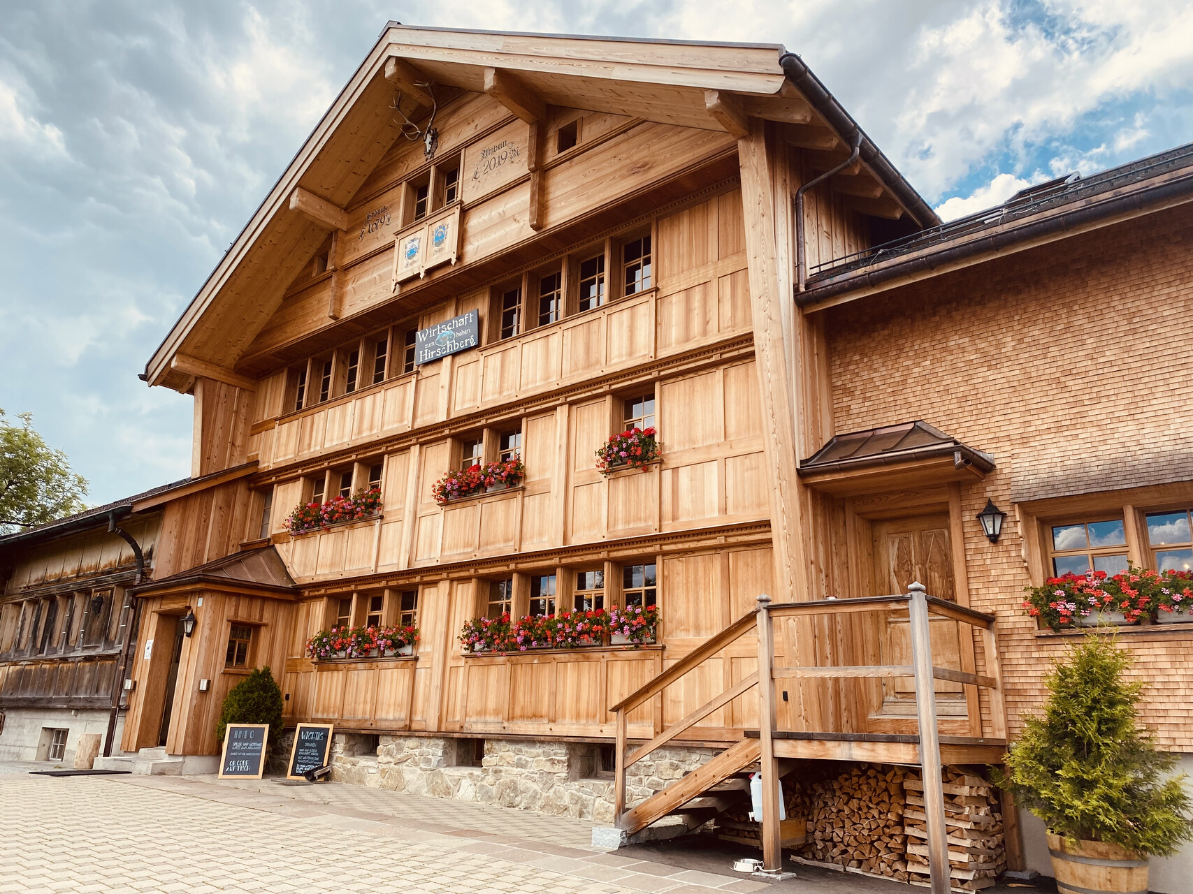 56e28d2839f580d2114896e4a50dc05db1e09e6a_Berggasthaus_Hoher_Hirschberg_Aussenansicht.jpg