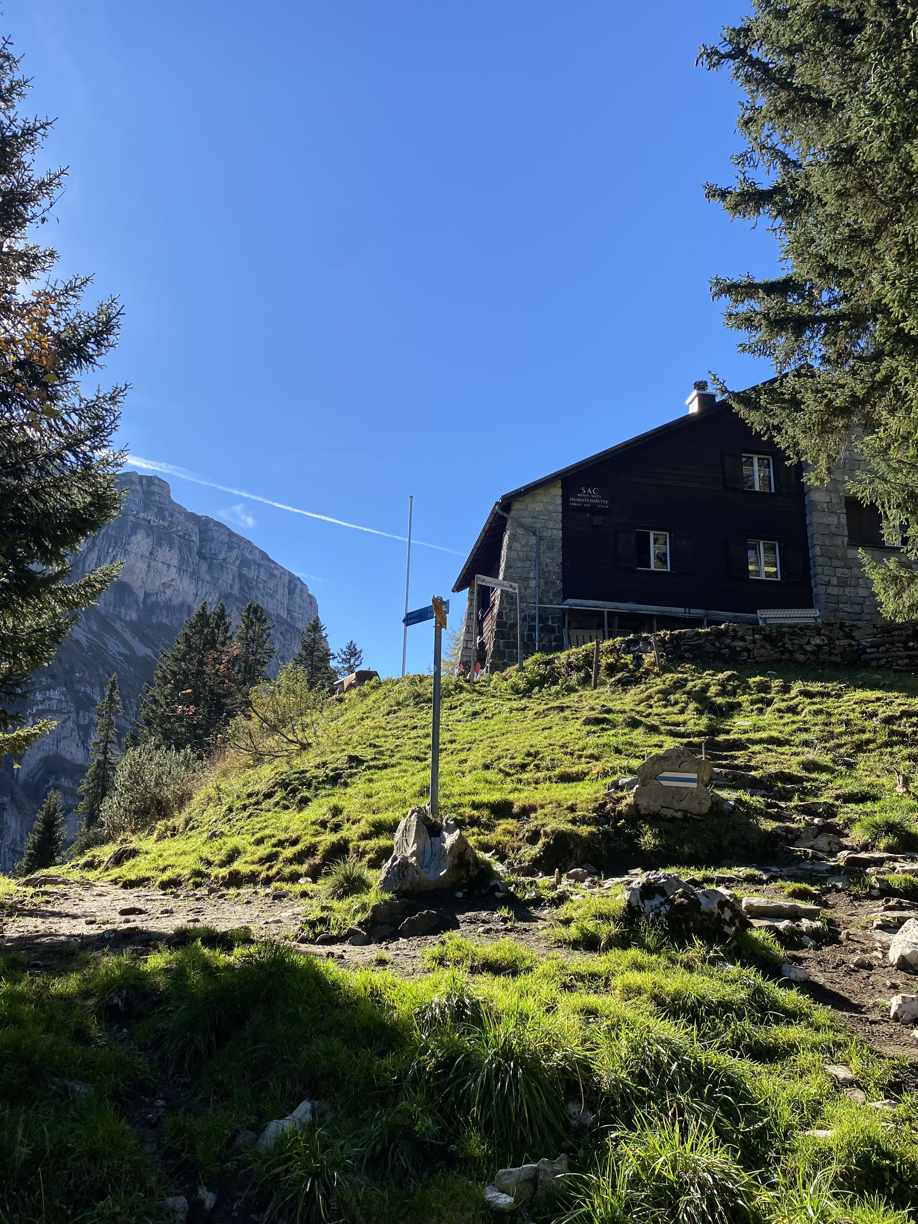 57d28fa8cc0b6a144838b2dda87f03bb0fc027eb_Hundsteinhuette_aussen_3.jpg