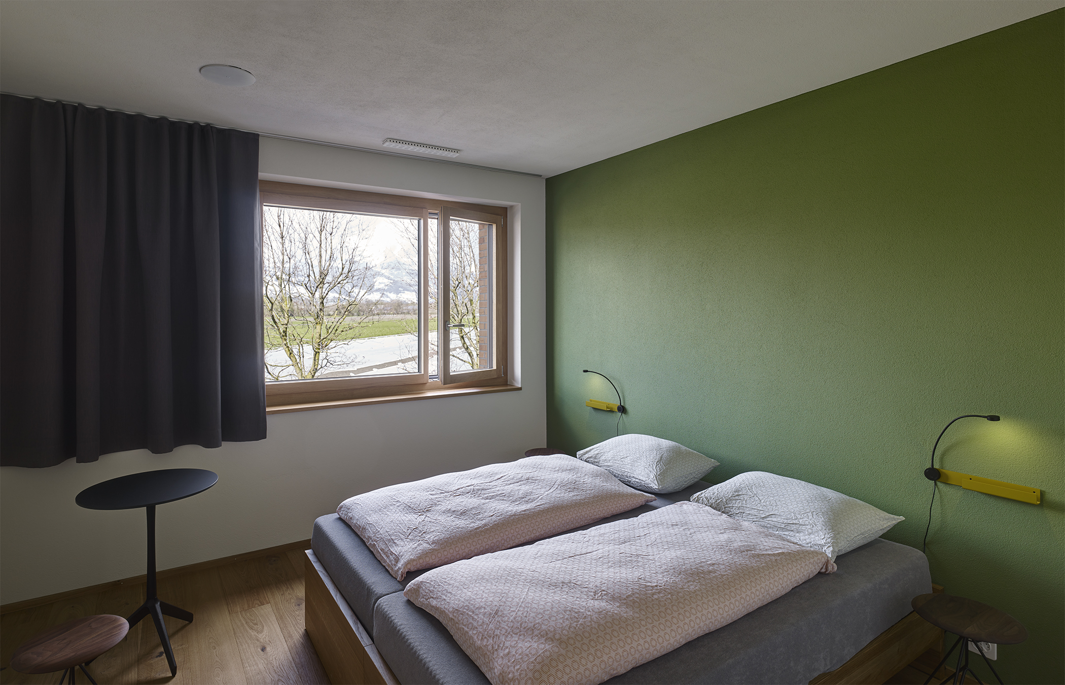 Zweibettzimmer mit grün gestrichener Wand in der Jugendherberge Schaan/Vaduz Zweibettzimmer mit grün gestrichener Wand in der Jugendherberge Schaan/Vaduz