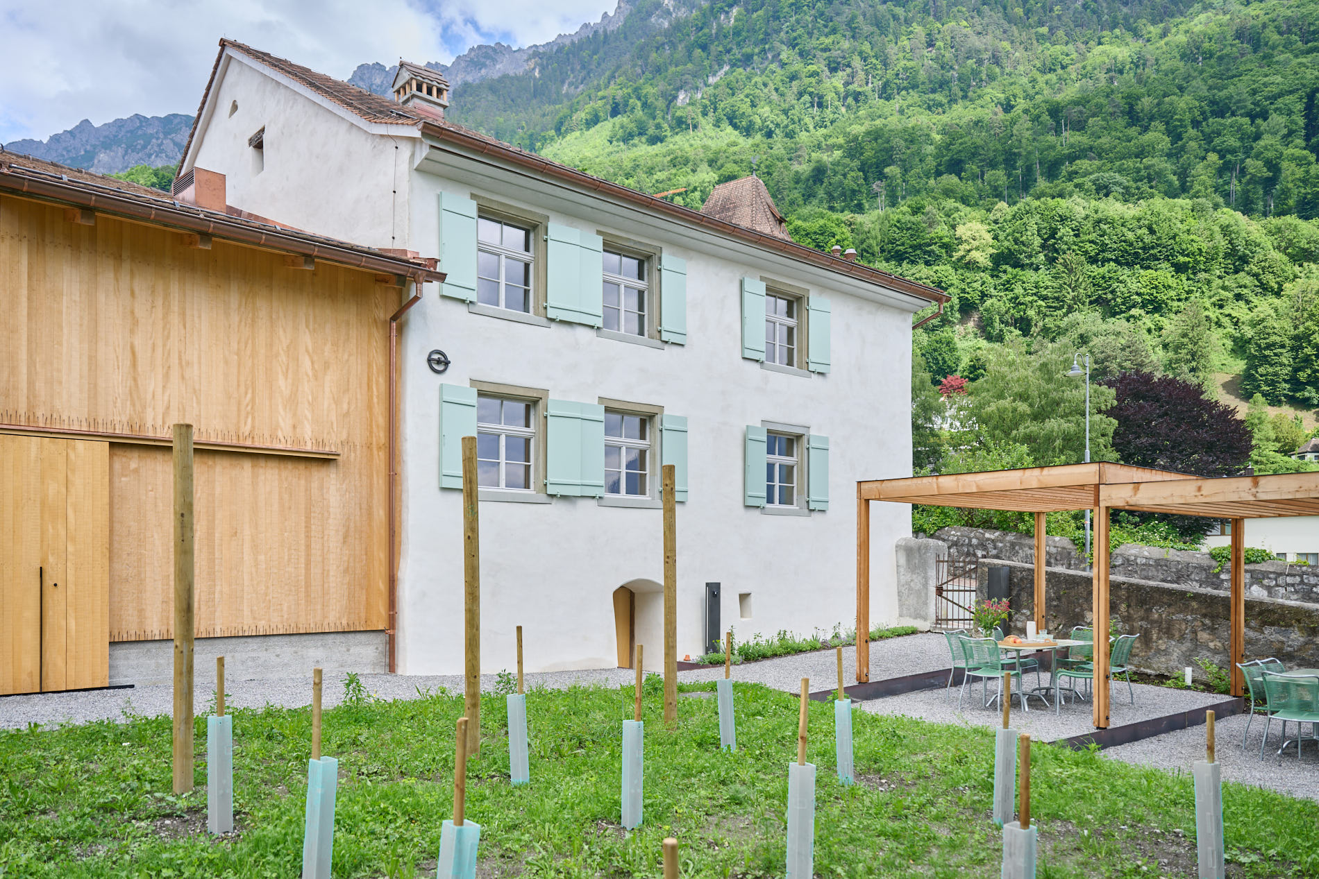 Gartenbereich mit gemütlicher Laube