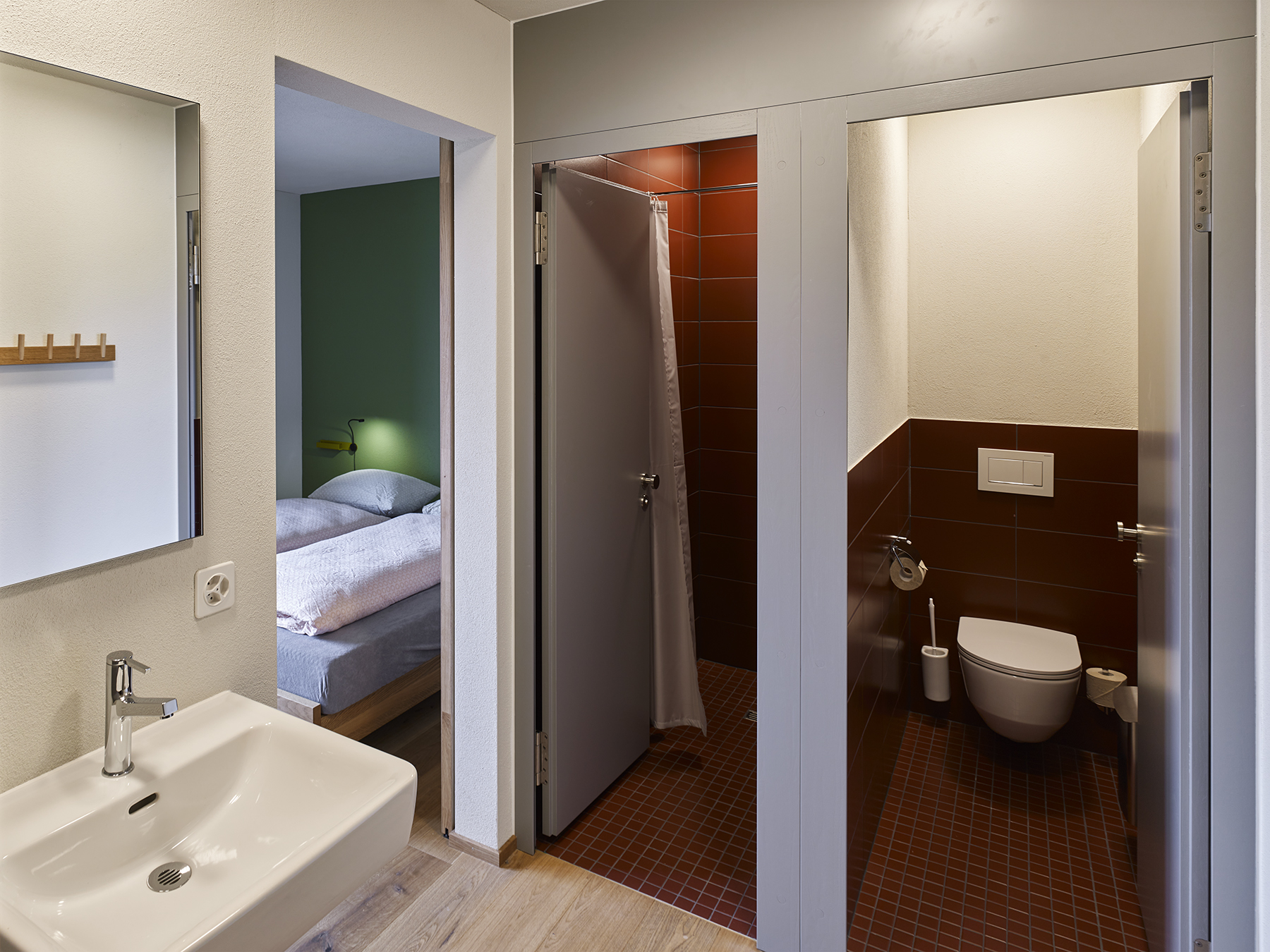 Modernes Badezimmer mit separatem WC in der Jugendherberge Schaan/Vaduz Modernes Badezimmer mit separatem WC in der Jugendherberge Schaan/Vaduz