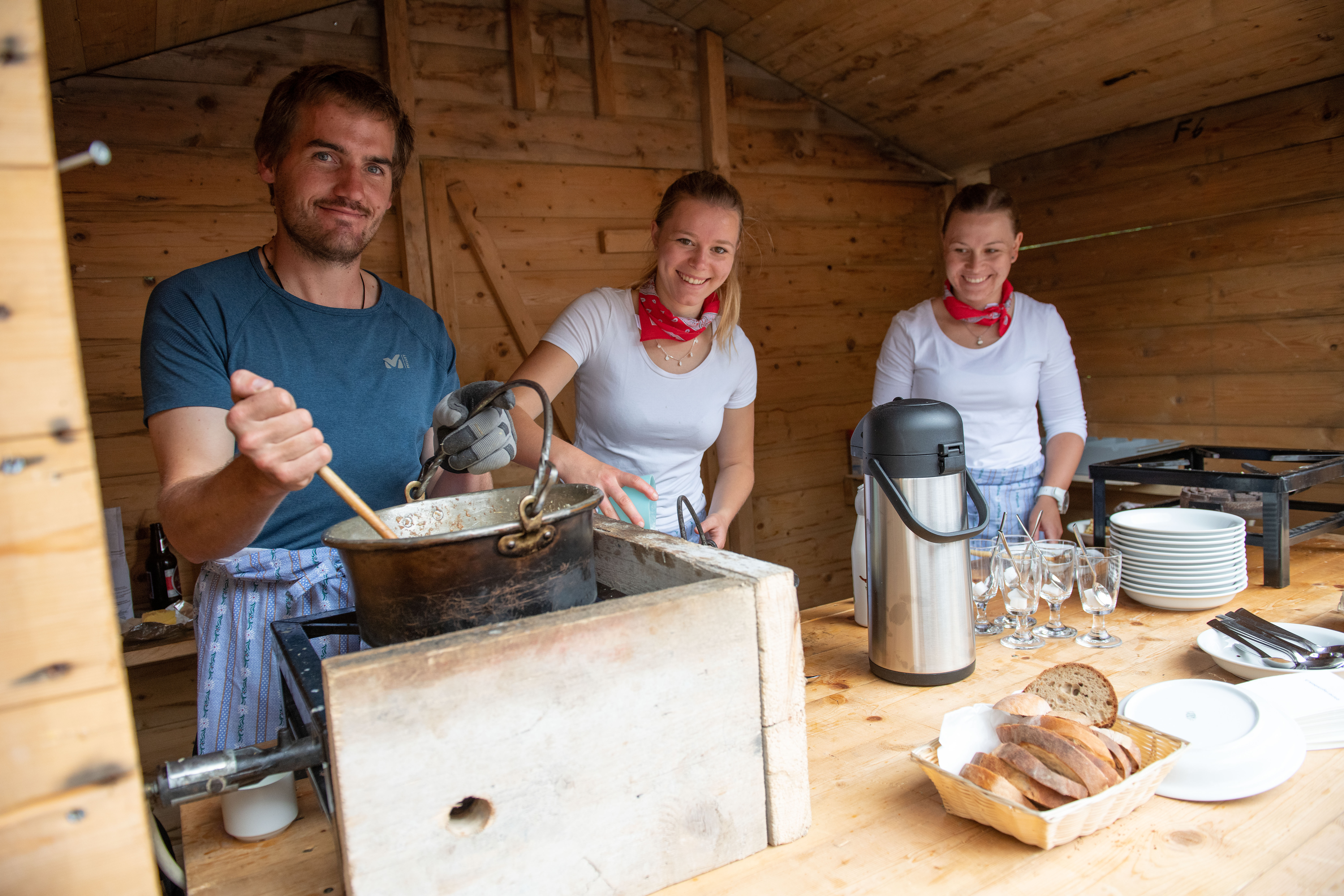 Restauration festive et gastronomie au marché de l’Alpchäs et du Schabziger à Elm