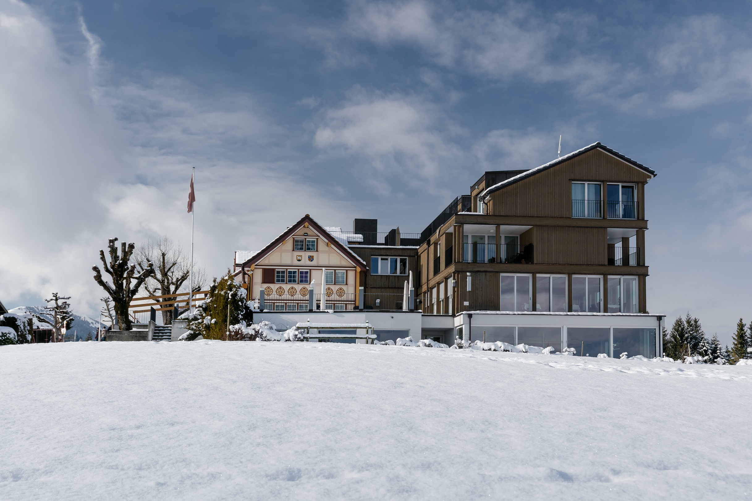 d6a04aad9817ef5e6e05df9795d8015206db4cb3_Hotel_Eischen_Winter_Aussenansicht_Corinne_Kunz_low.jpg