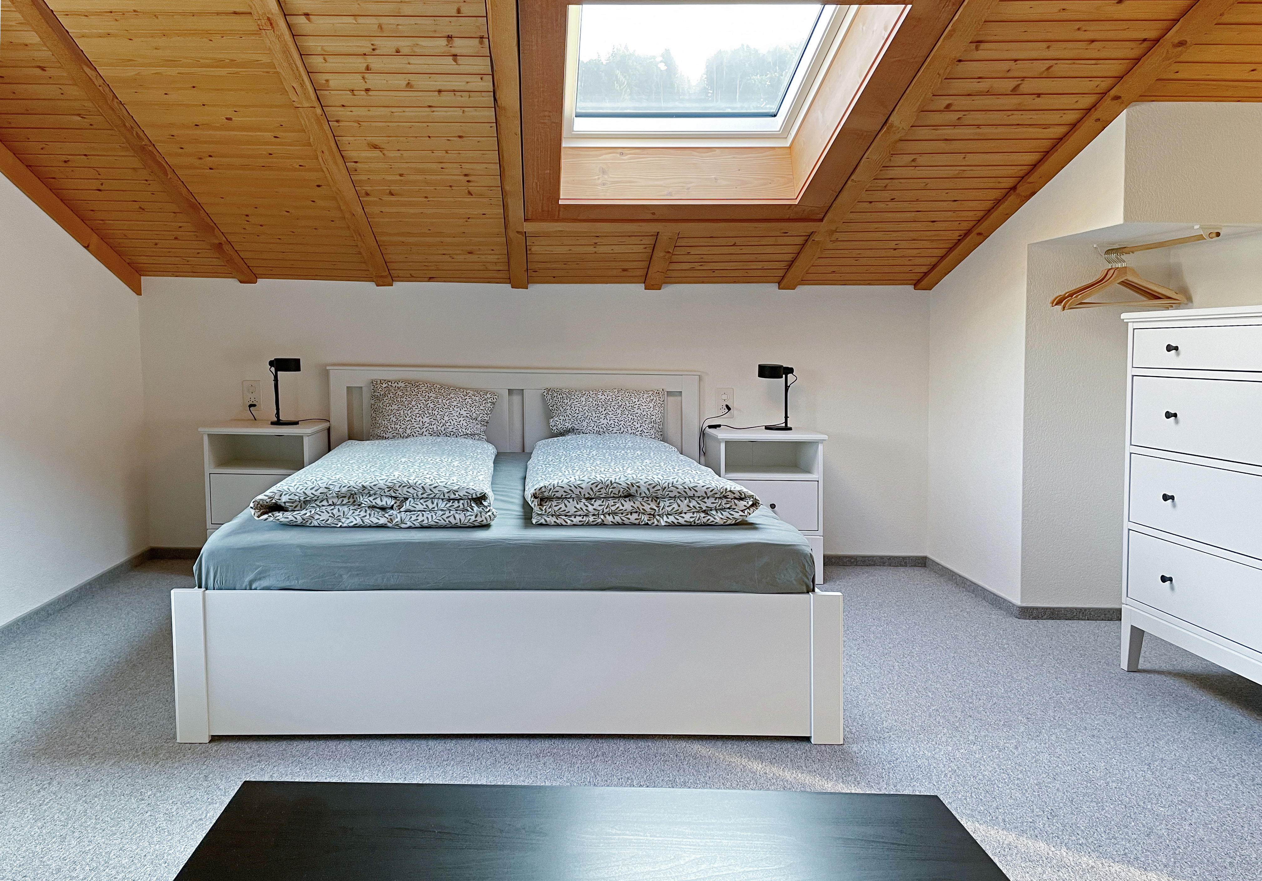 f54b53e3cb6bf557a590e1fadc9fa63bc8a18d19_Dachwohnung_Sonnenfeld_Zimmer.jpg