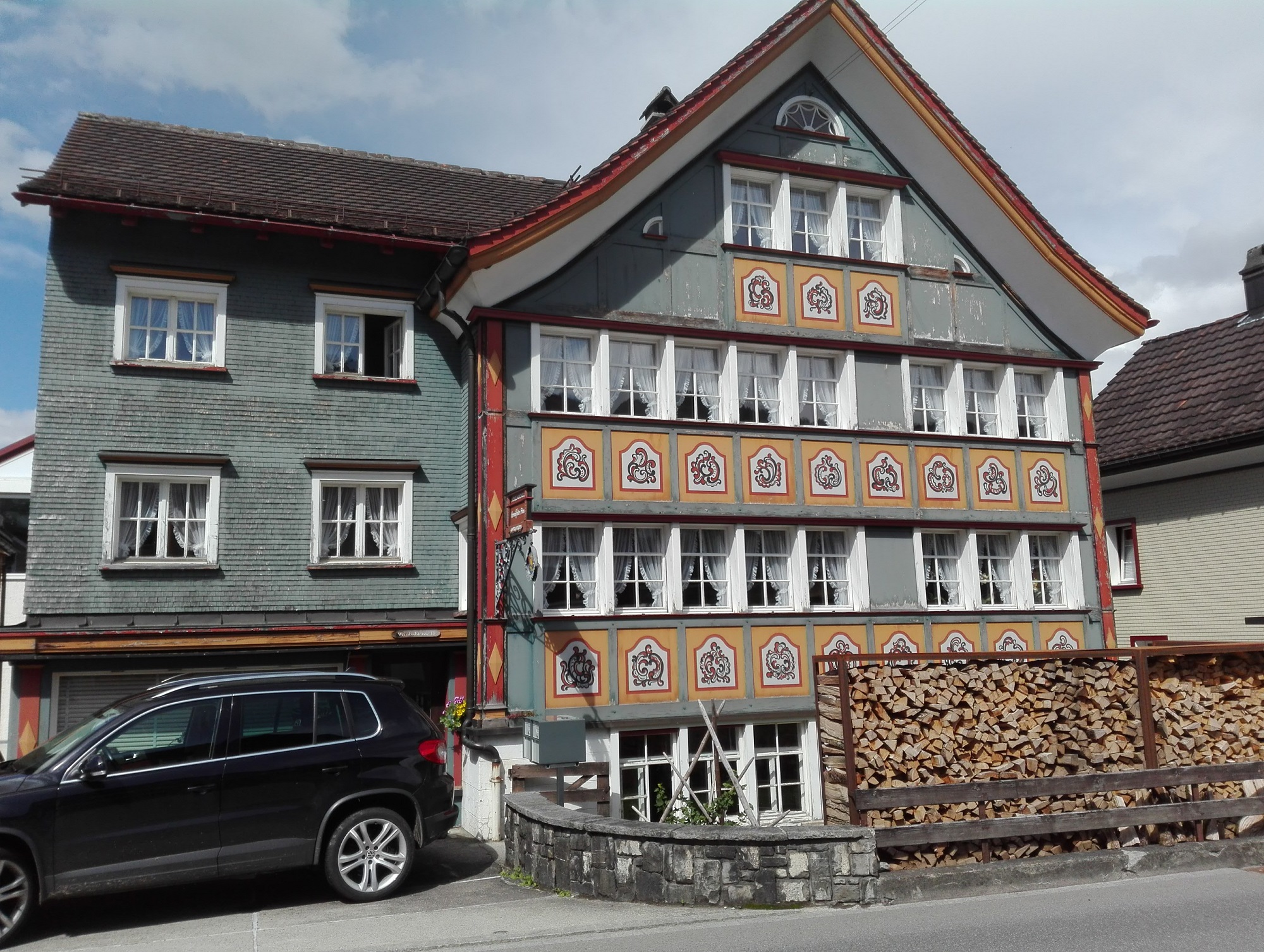 f5ca47cd8b30e680fdf3c92fe033e09d6d23a27a_Blaues_Haus_Aussenansicht.jpg