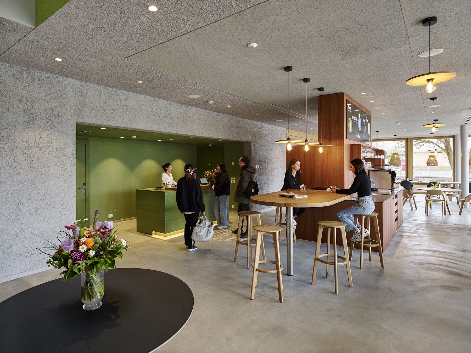 Lobbybereich mit Rezeption und Bar in der Jugendherberge Schaan/Vaduz Lobbybereich mit Rezeption und Bar in der Jugendherberge Schaan/Vaduz