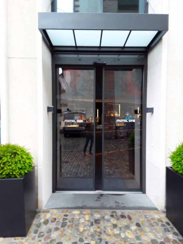 Motel One Basel – image