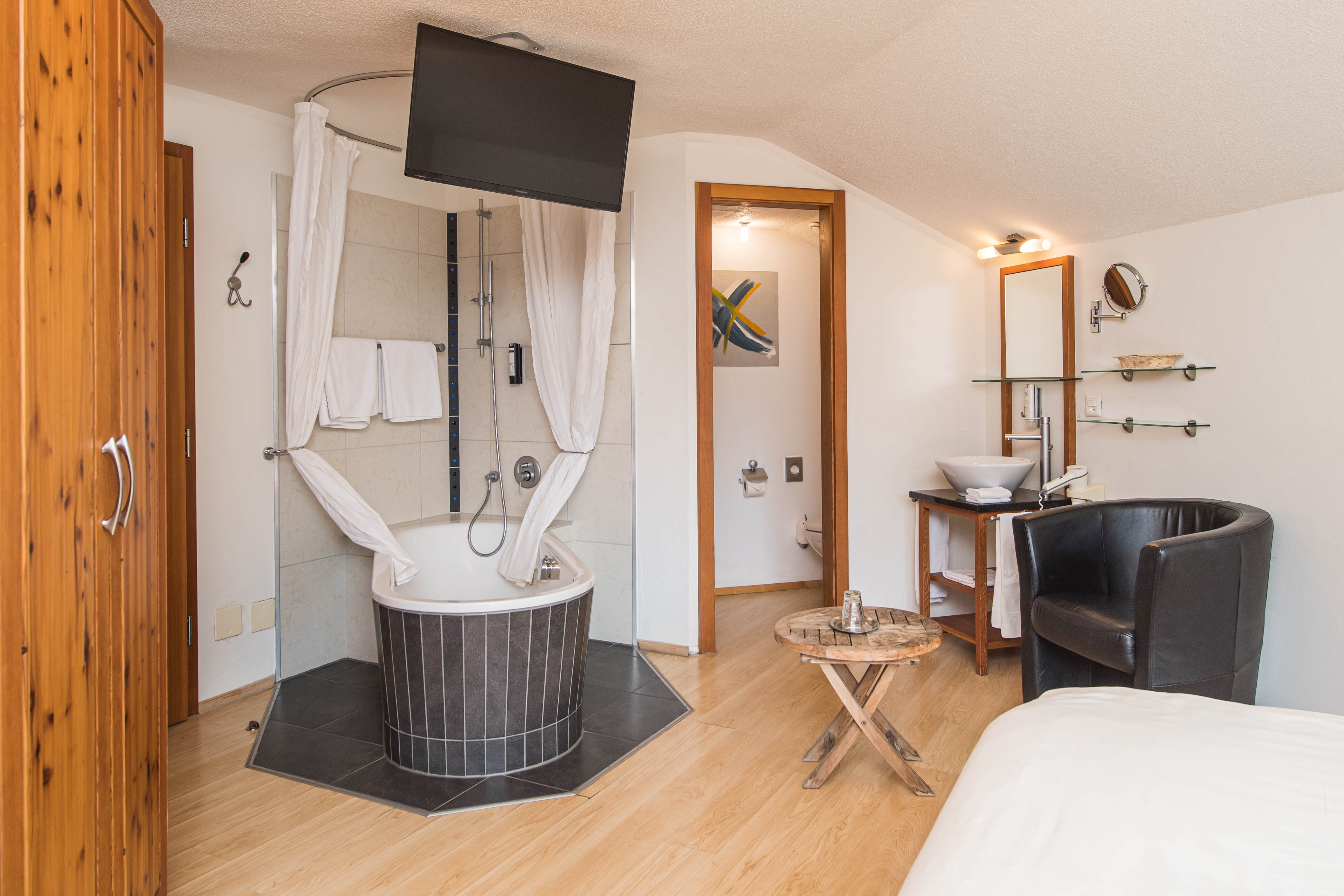 Rising Sun Hotel – image