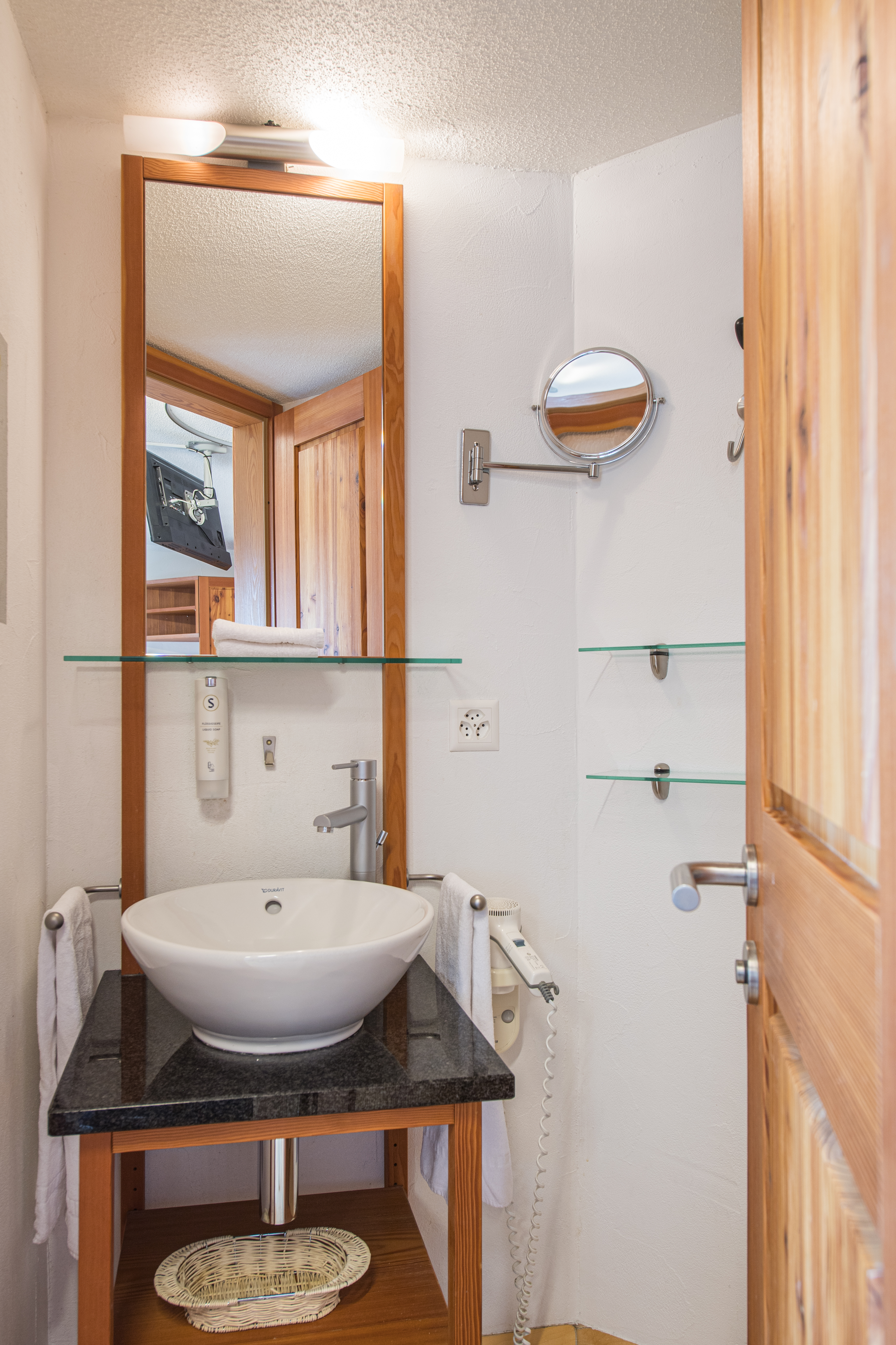 Rising Sun Hotel – image