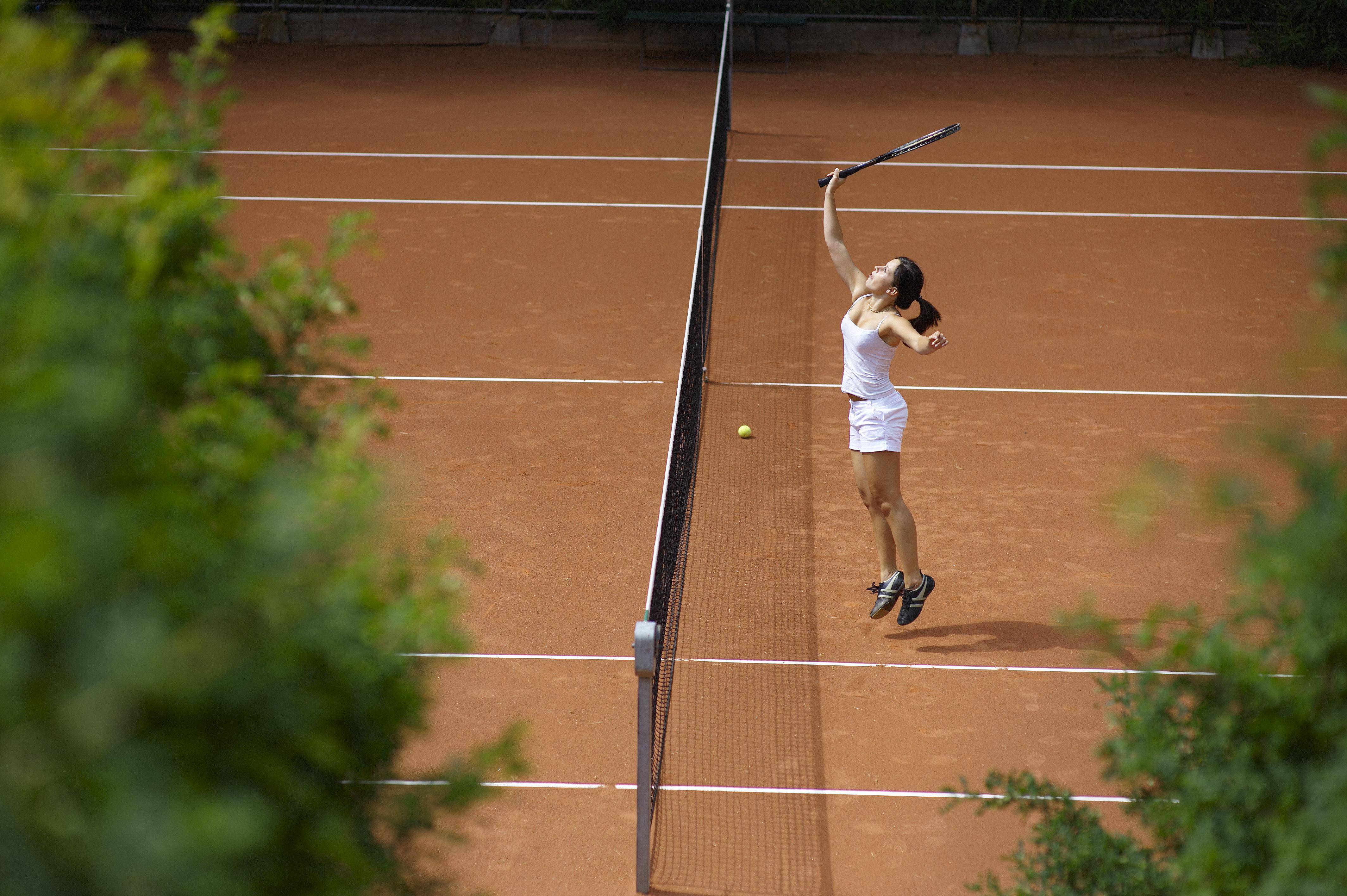 Tennisplätze im Hotelpark des Hotel Saratz Tennisplätze im Hotelpark des Hotel Saratz
