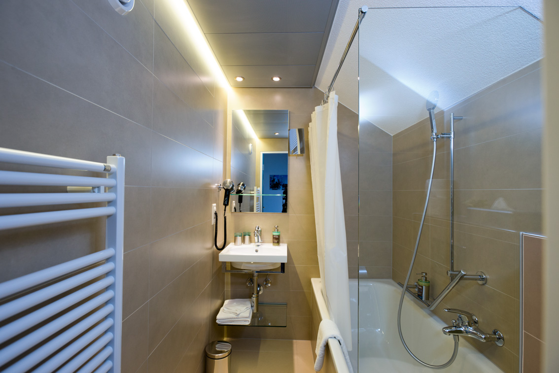 Badezimmer mit Badew Badezimmer mit Badew