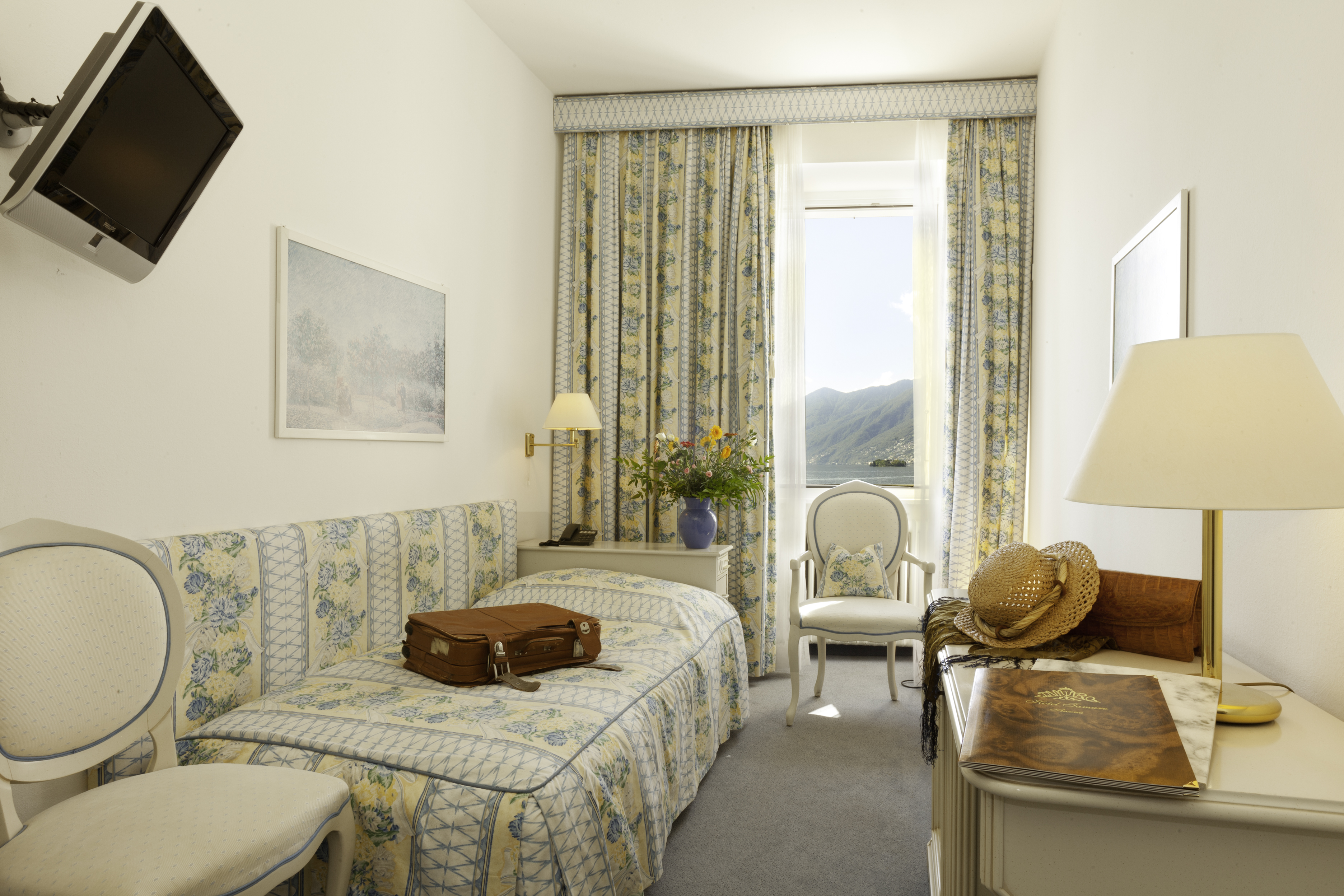 Single room with lake view Single room with lake view