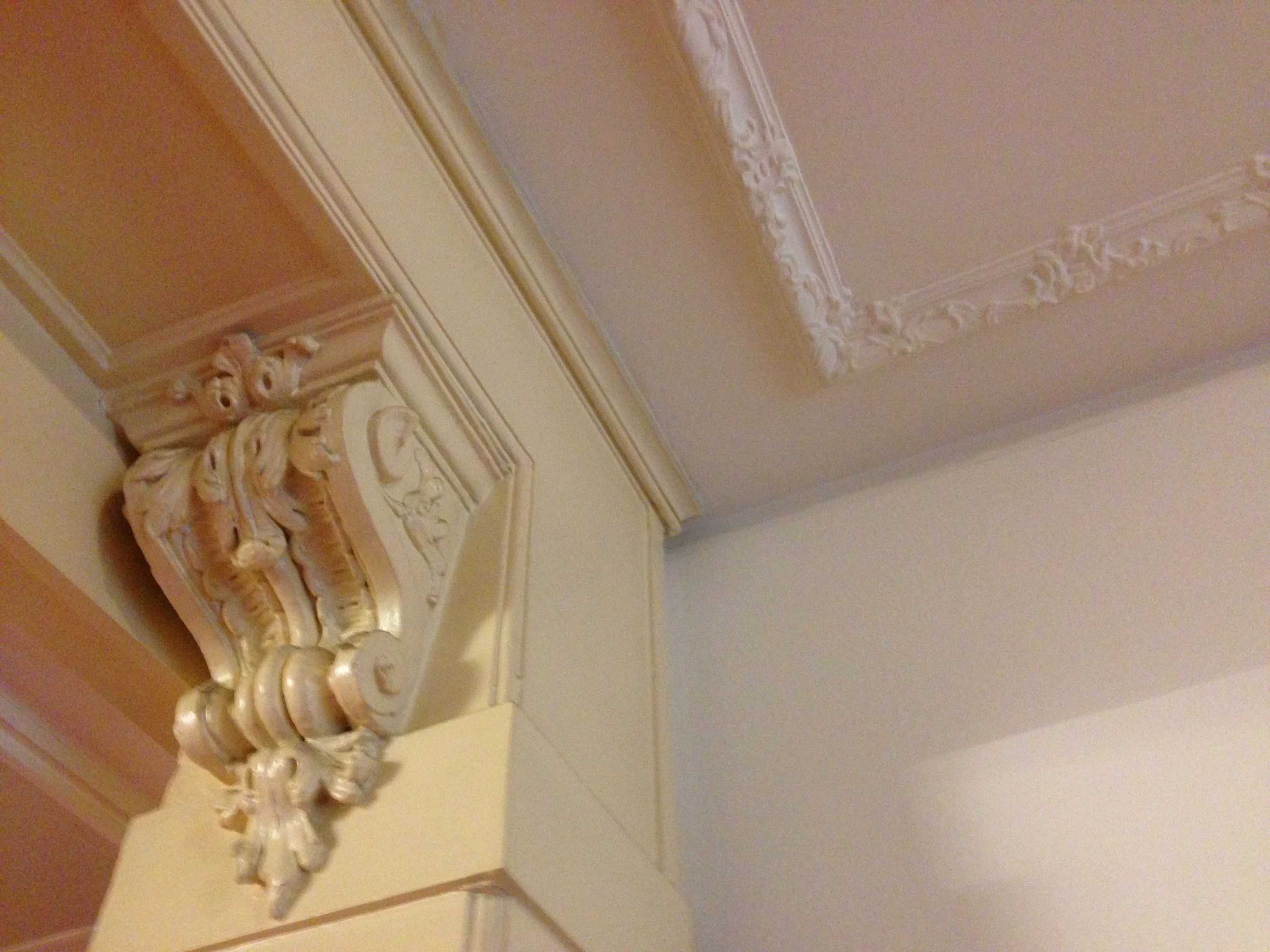 Decken-Säulen-Stukaturen Decken-Säulen-Stukaturen