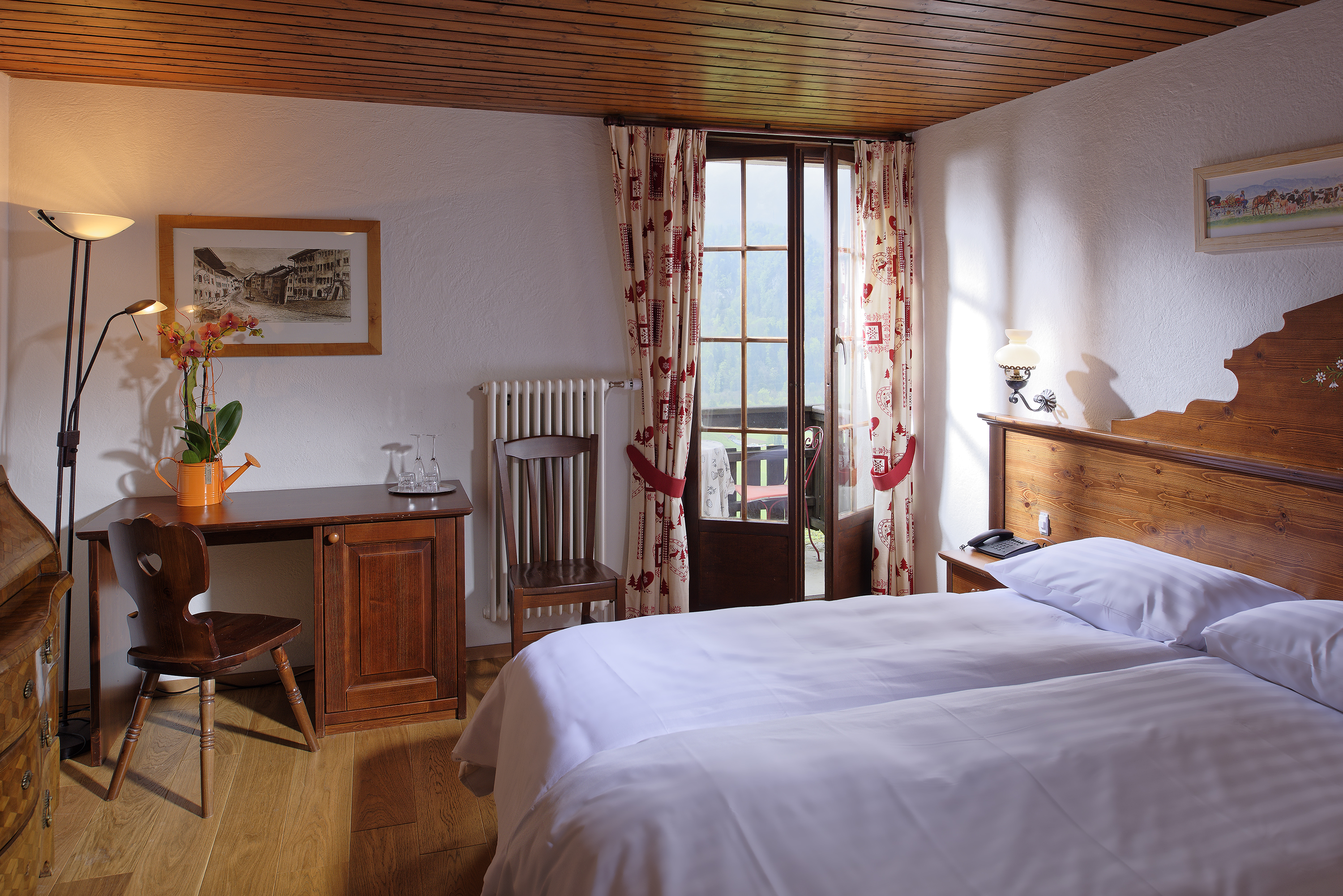 Chambre Hotel de Gruyères coté parc aux biches Chambre Hotel de Gruyères coté parc aux biches