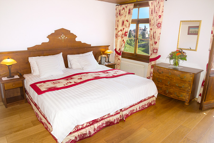 Chambre Hotel de Gruyères vue sur le chateau Chambre Hotel de Gruyères vue sur le chateau