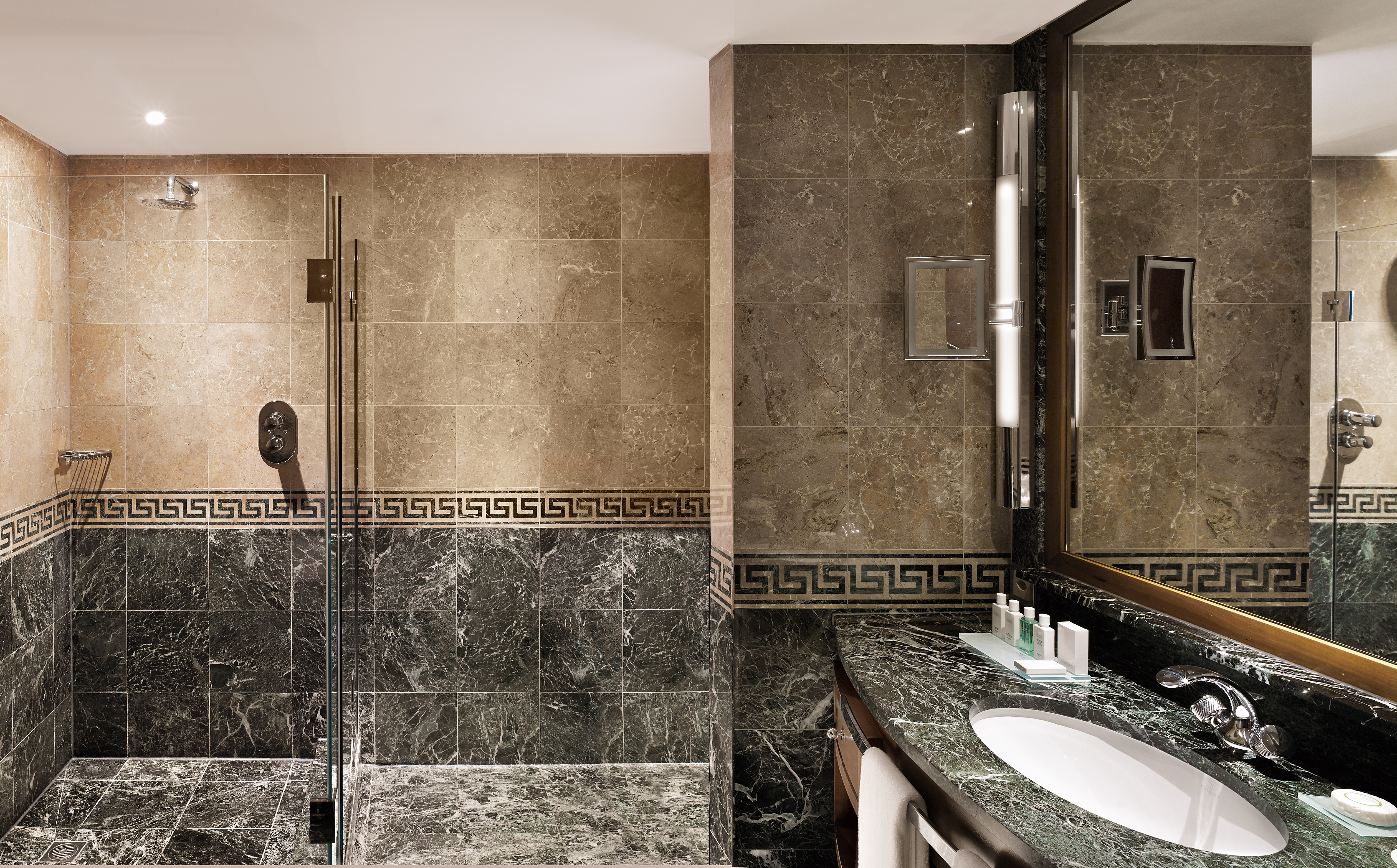 Business Corner Suite Lake View bathroom Business Corner Suite Lake View bathroom