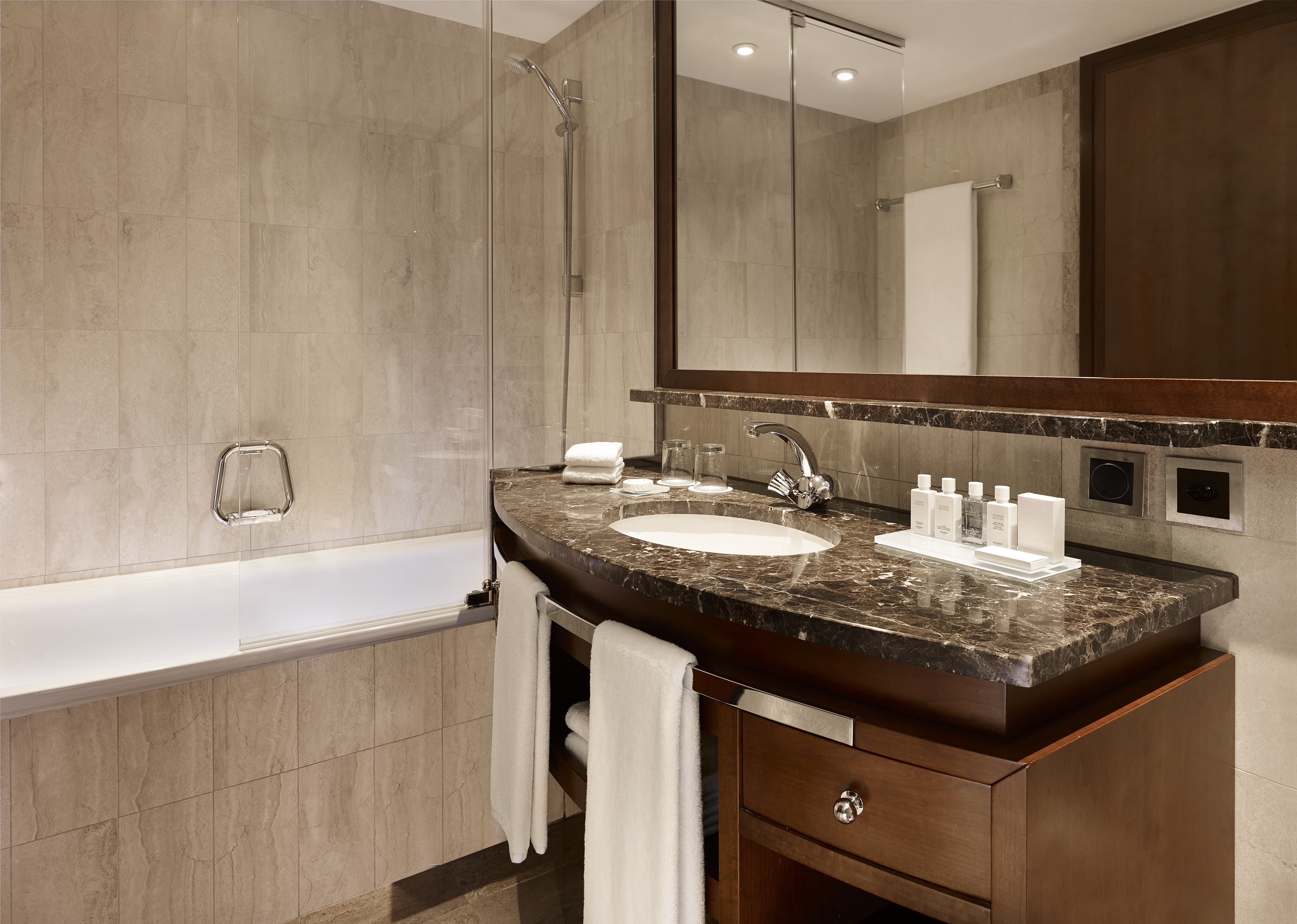 Business Corner Suite City View bathroom Business Corner Suite City View bathroom