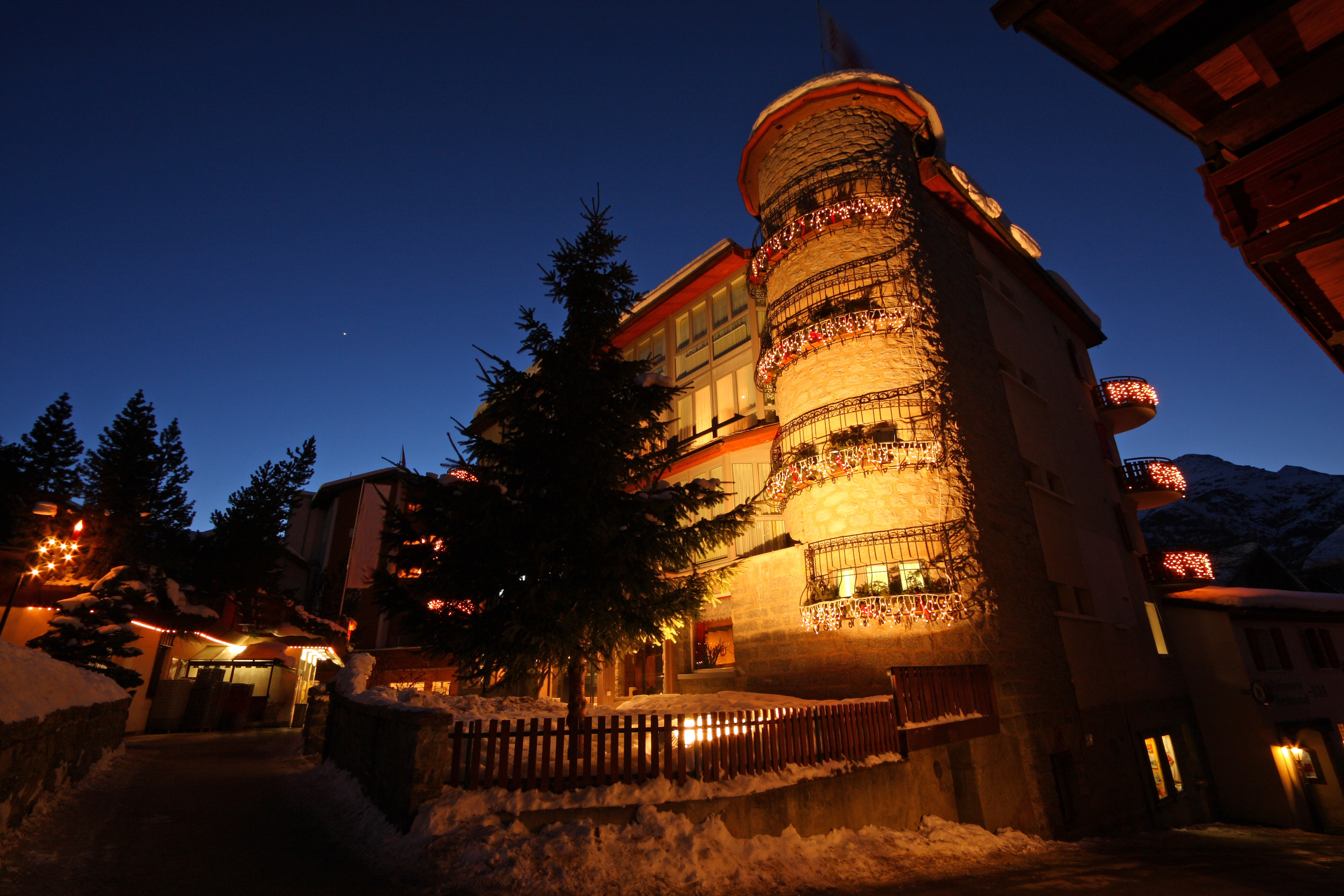 Aussenansicht Winter Turm Hotel Grächerhof Aussenansicht Winter Turm Hotel Grächerhof