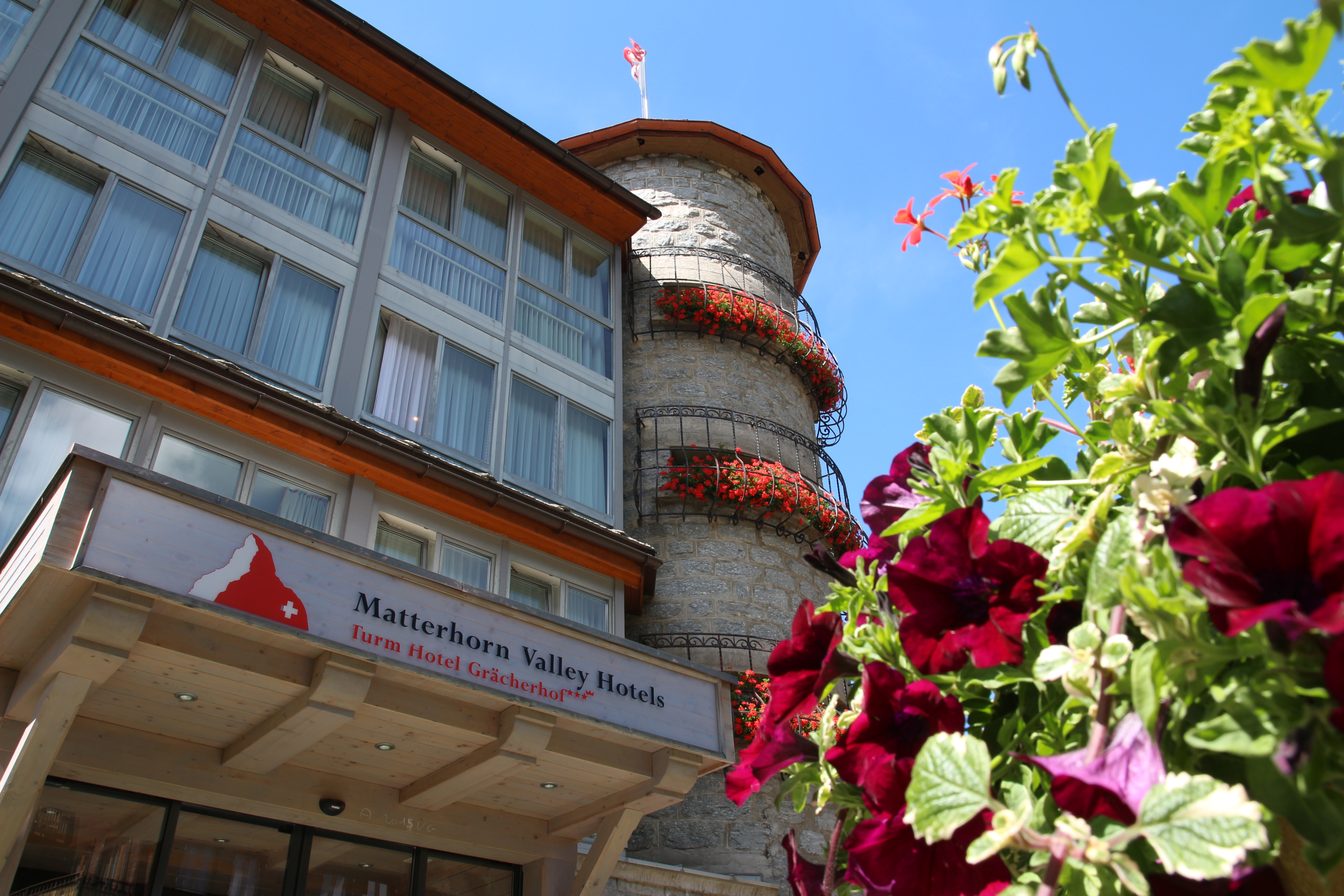 Aussenansicht Sommer Turm Hotel Grächerhof Aussenansicht Sommer Turm Hotel Grächerhof