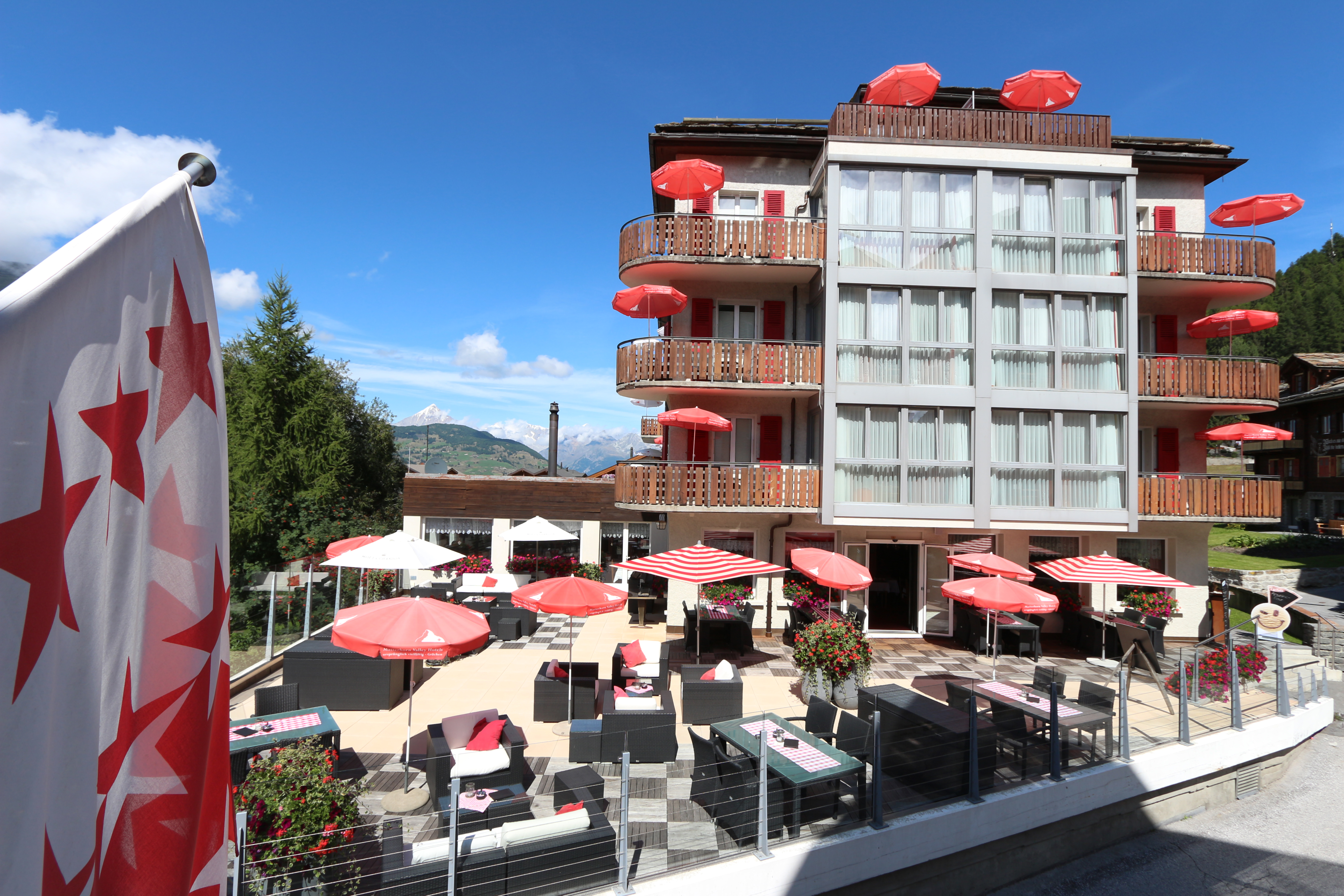 Aussenansicht Sommer Turm Hotel Grächerhof Aussenansicht Sommer Turm Hotel Grächerhof