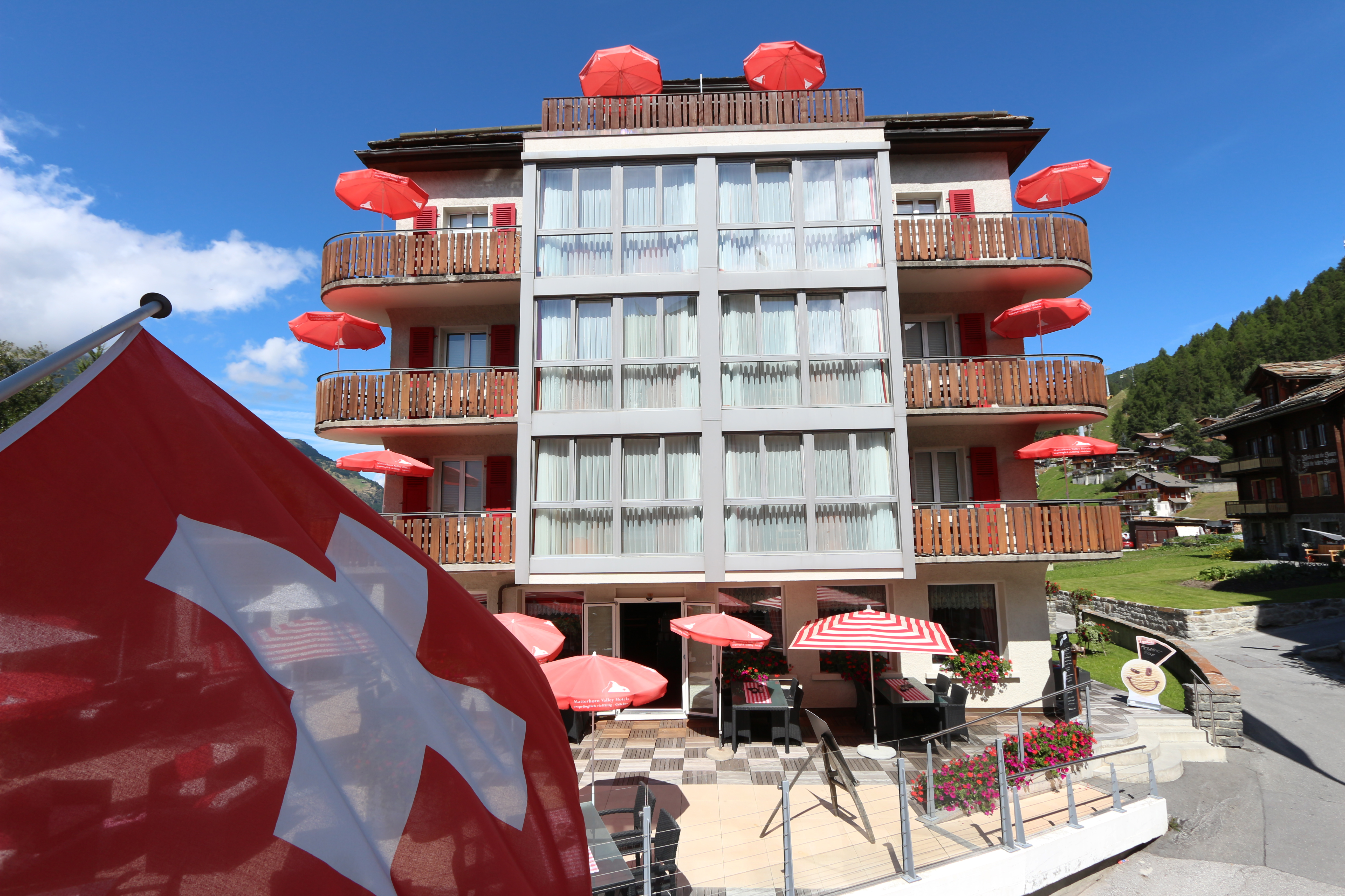 Aussenansicht Sommer Turm Hotel Grächerhof Aussenansicht Sommer Turm Hotel Grächerhof