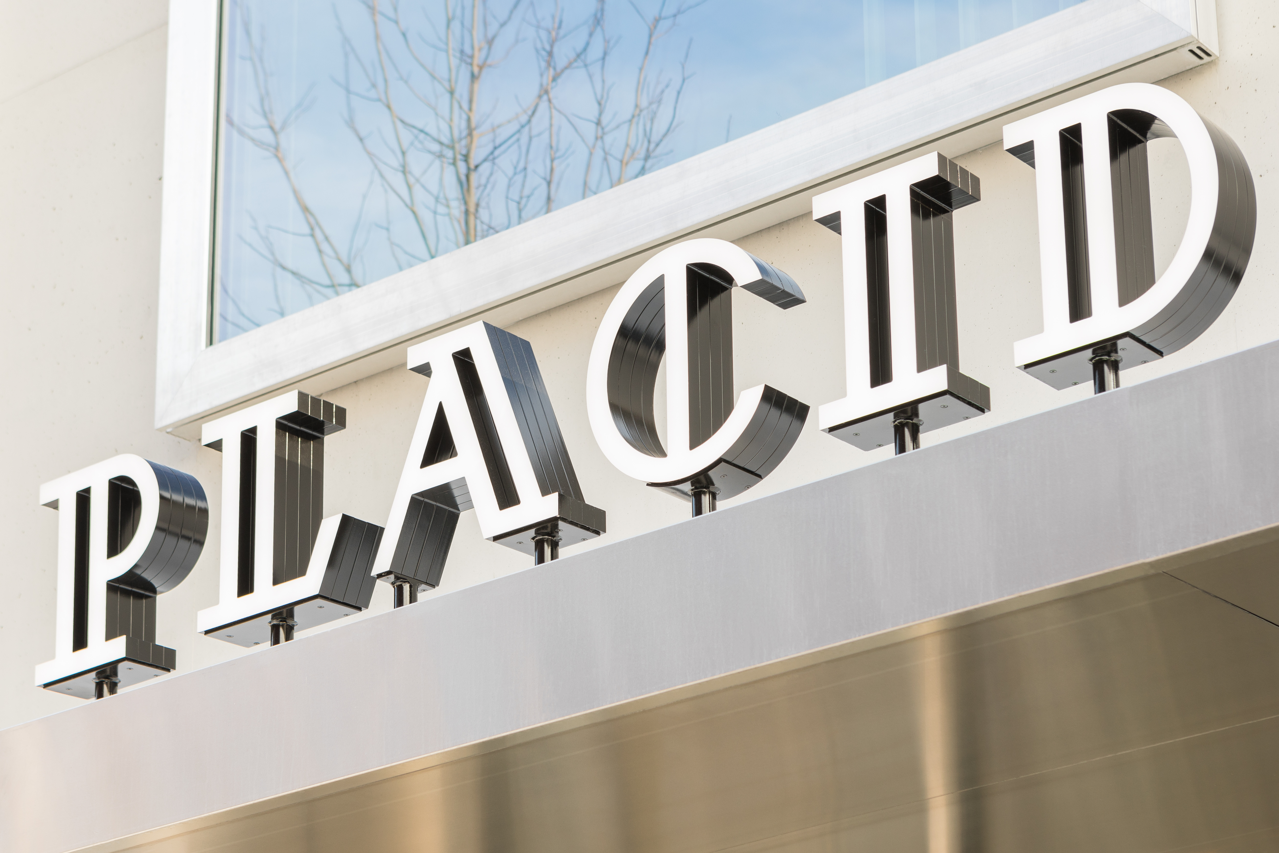 Eingang mit Logo Eingang mit Logo