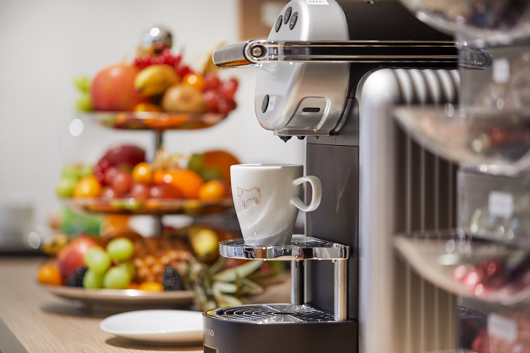 Etagenbar mit kostenlosen Getränken und Früchten Etagenbar mit kostenlosen Getränken und Früchten