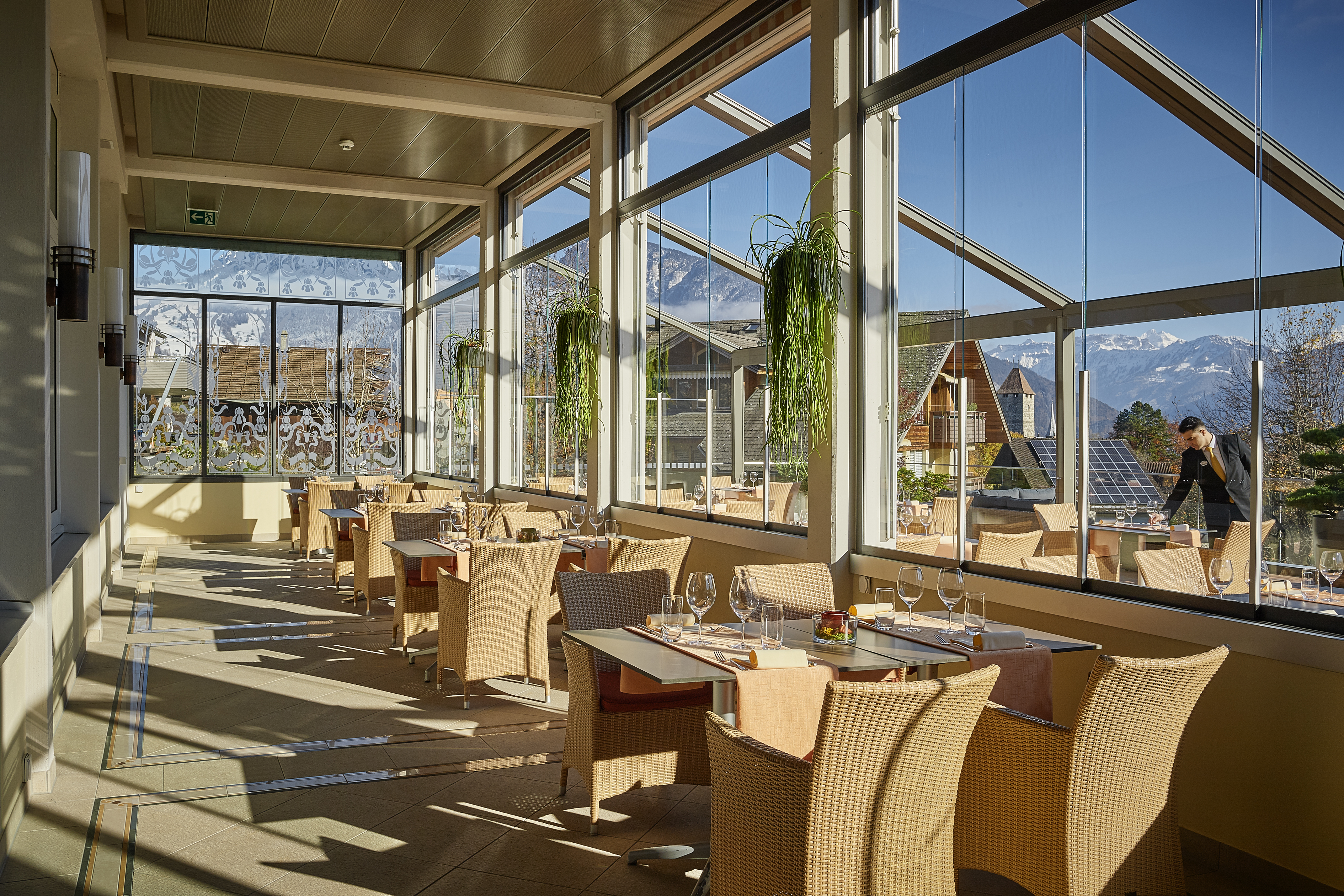 Hotel Eden Spiez - Wintergarten und Seeterrasse Hotel Eden Spiez - Wintergarten und Seeterrasse