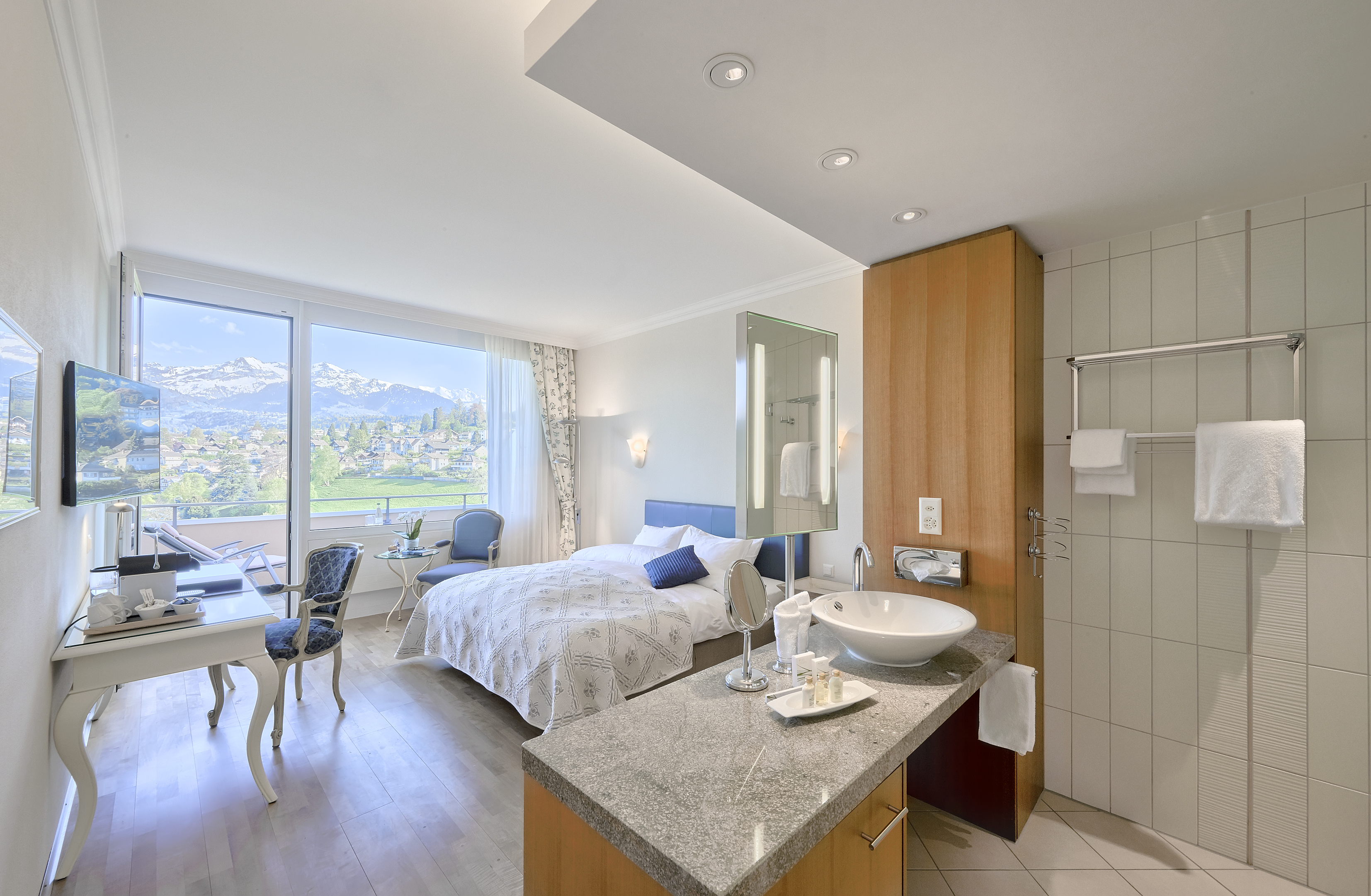 Hotel Eden Spiez - Komfortzimmer mit offenem Badezimmer Hotel Eden Spiez - Komfortzimmer mit offenem Badezimmer