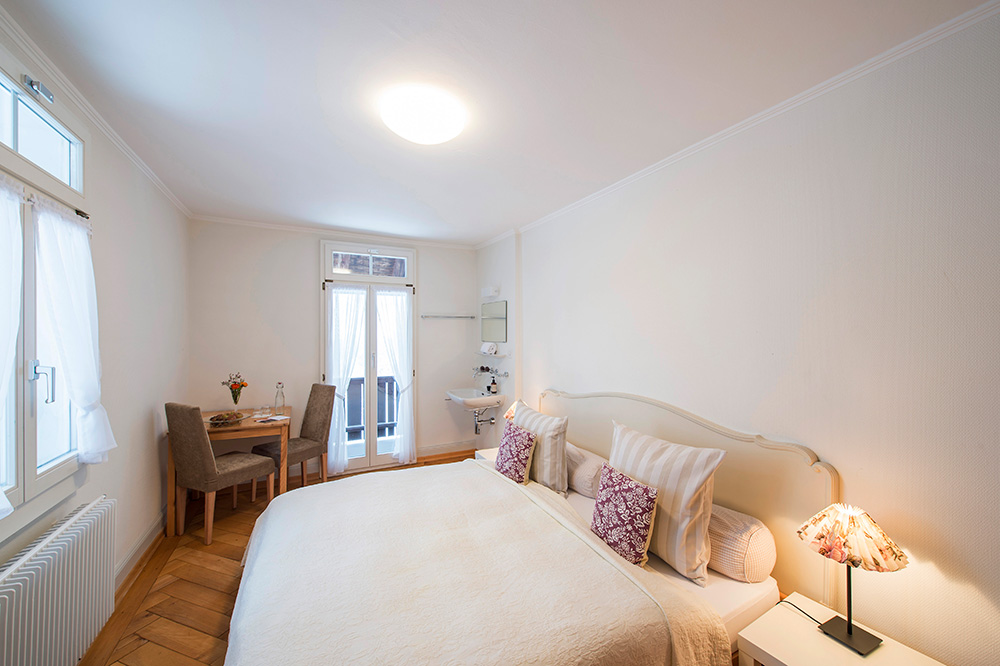 Doppelzimmer mit Balkon und privatem, separatem Bad Doppelzimmer mit Balkon und privatem, separatem Bad