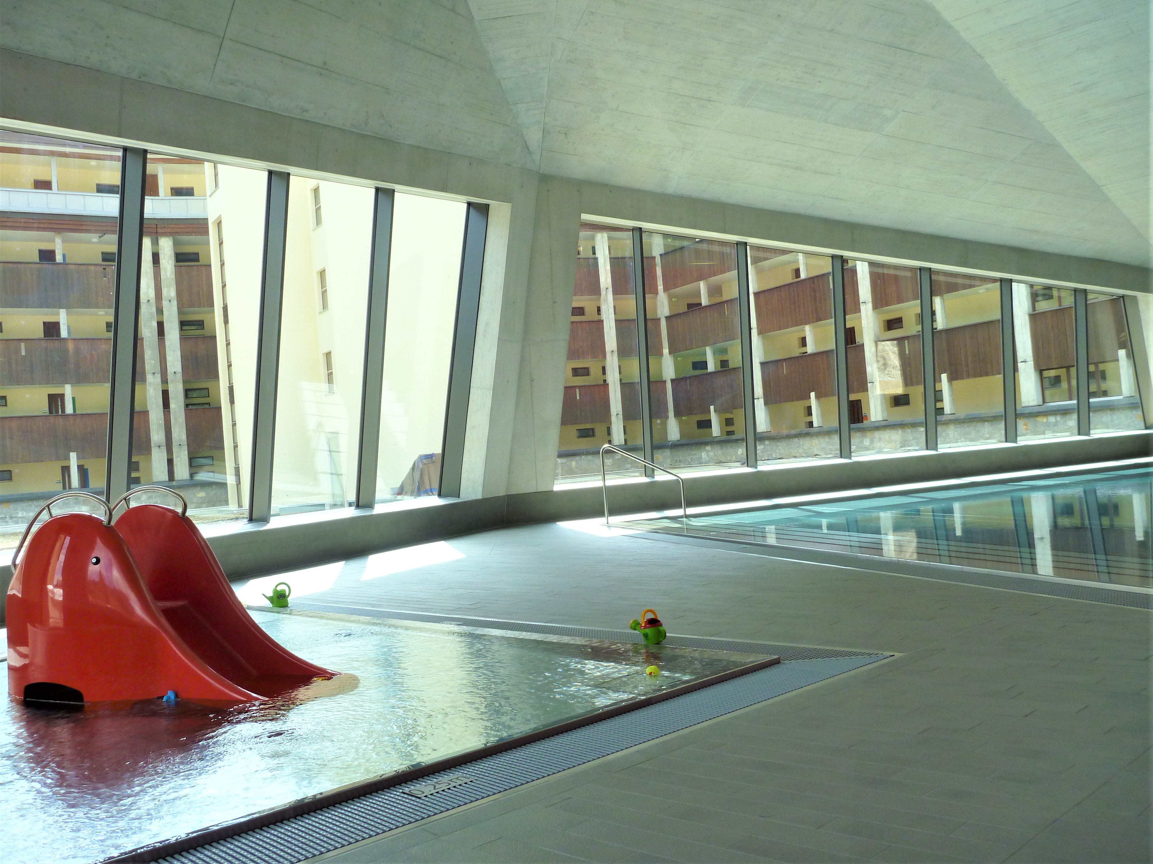 Hallenbad mit Kleinkinderbecken Hallenbad mit Kleinkinderbecken