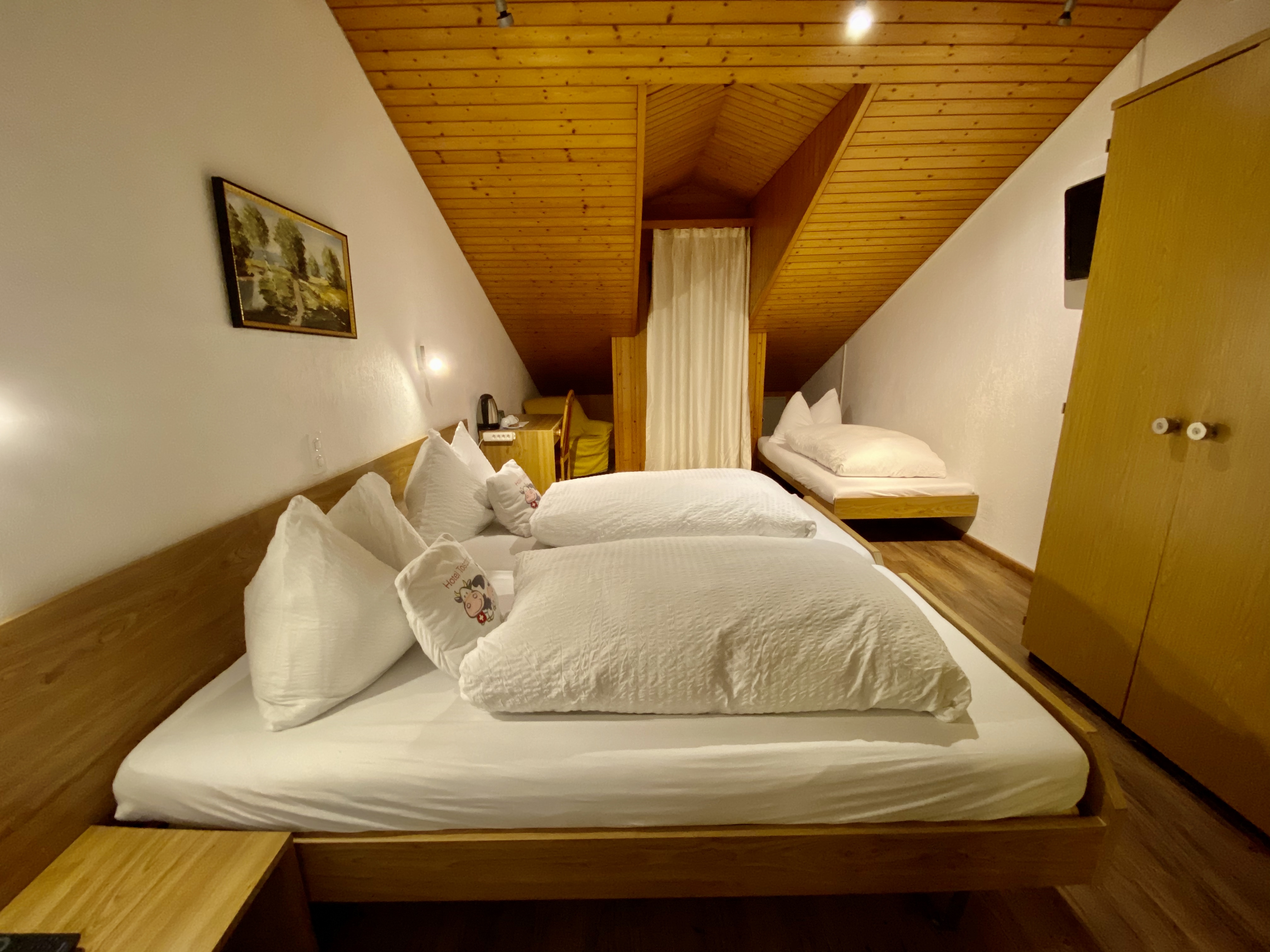 Standard Dreibettzimmer mit Klimaanlage - Dachgeschoss Standard Dreibettzimmer mit Klimaanlage - Dachgeschoss