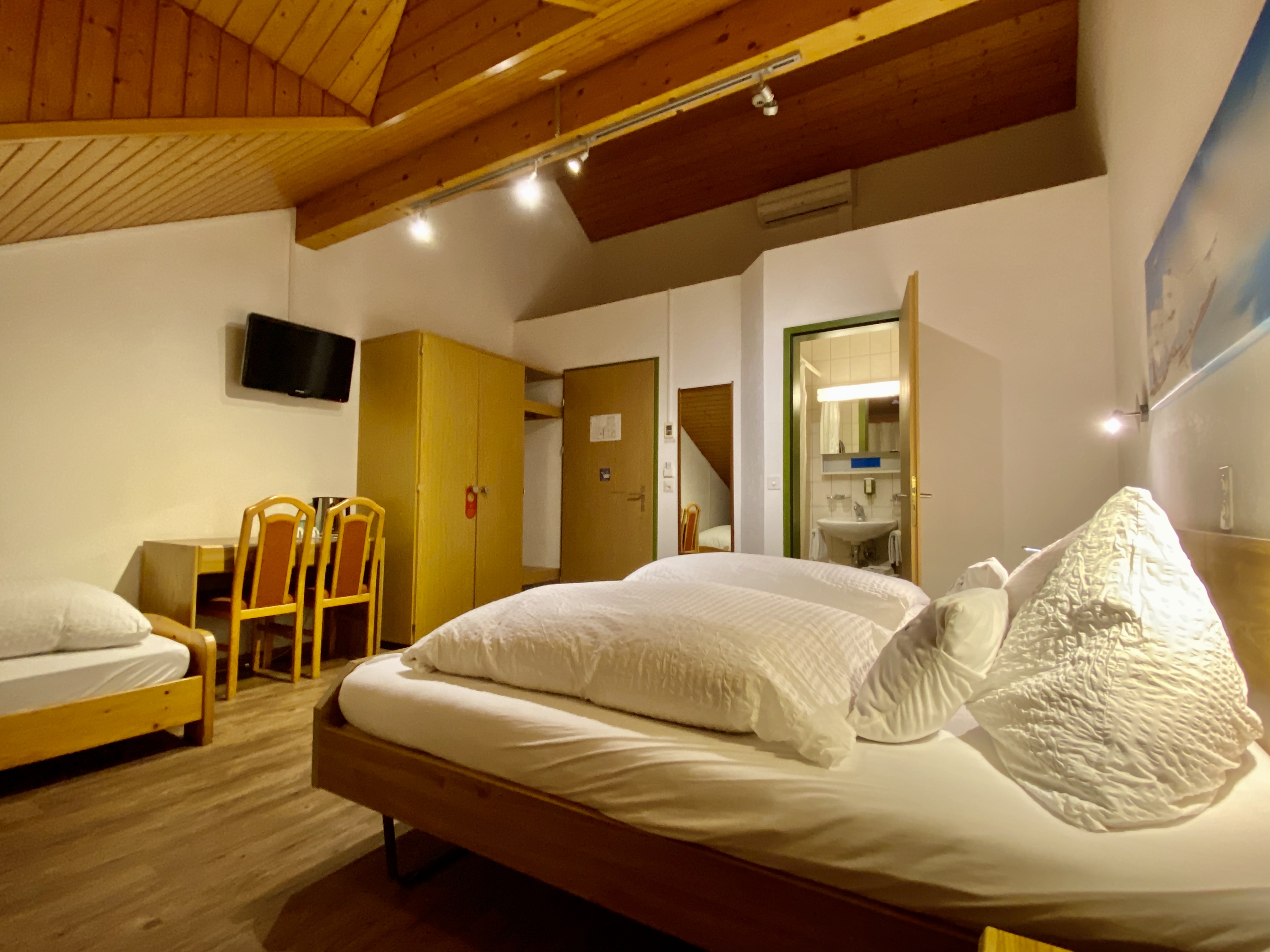 Standard Dreibettzimmer mit Klimaanlage - Dachgeschoss Standard Dreibettzimmer mit Klimaanlage - Dachgeschoss