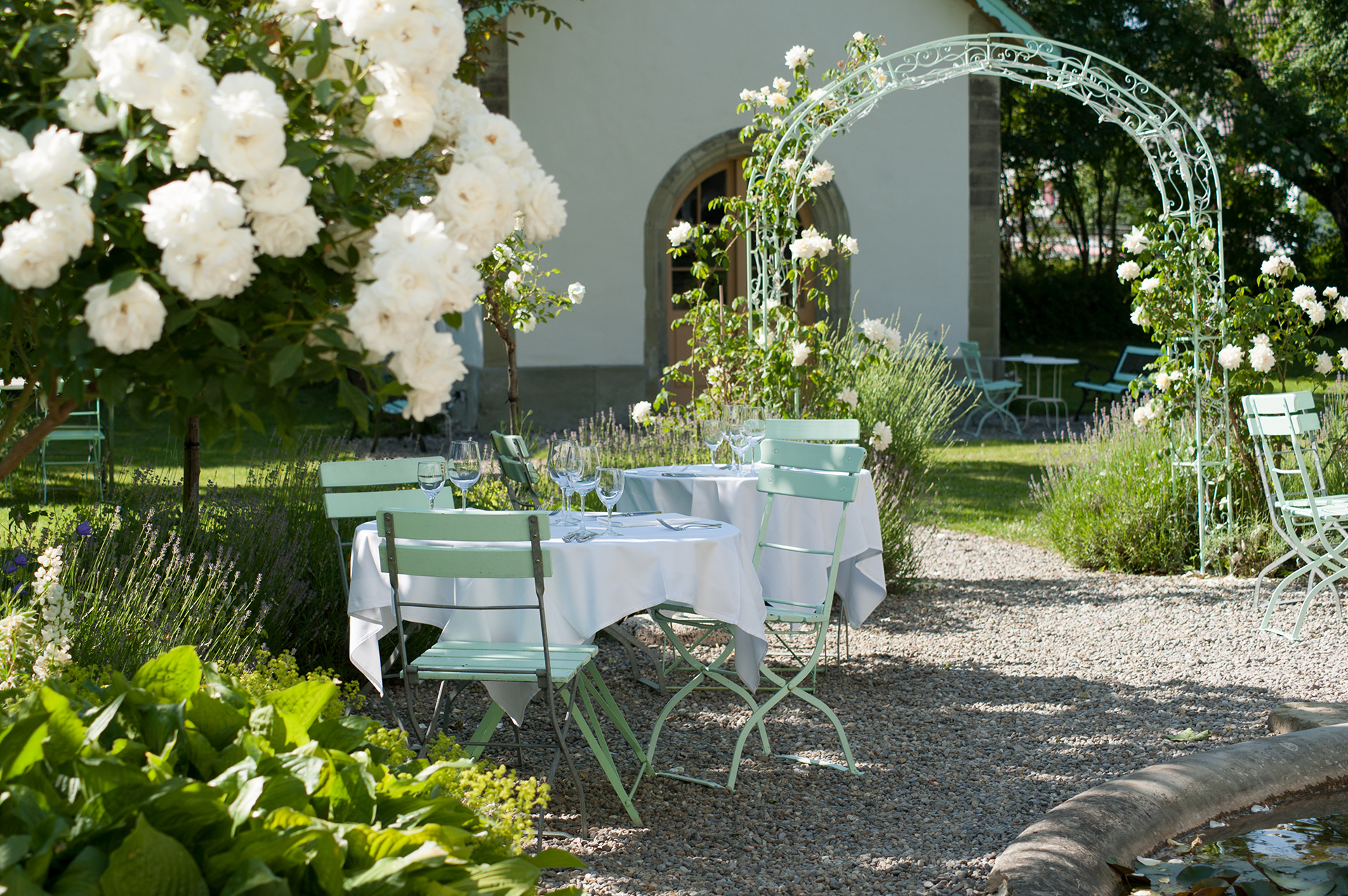 Tisch im lauschigen Schlossgarten Tisch im lauschigen Schlossgarten