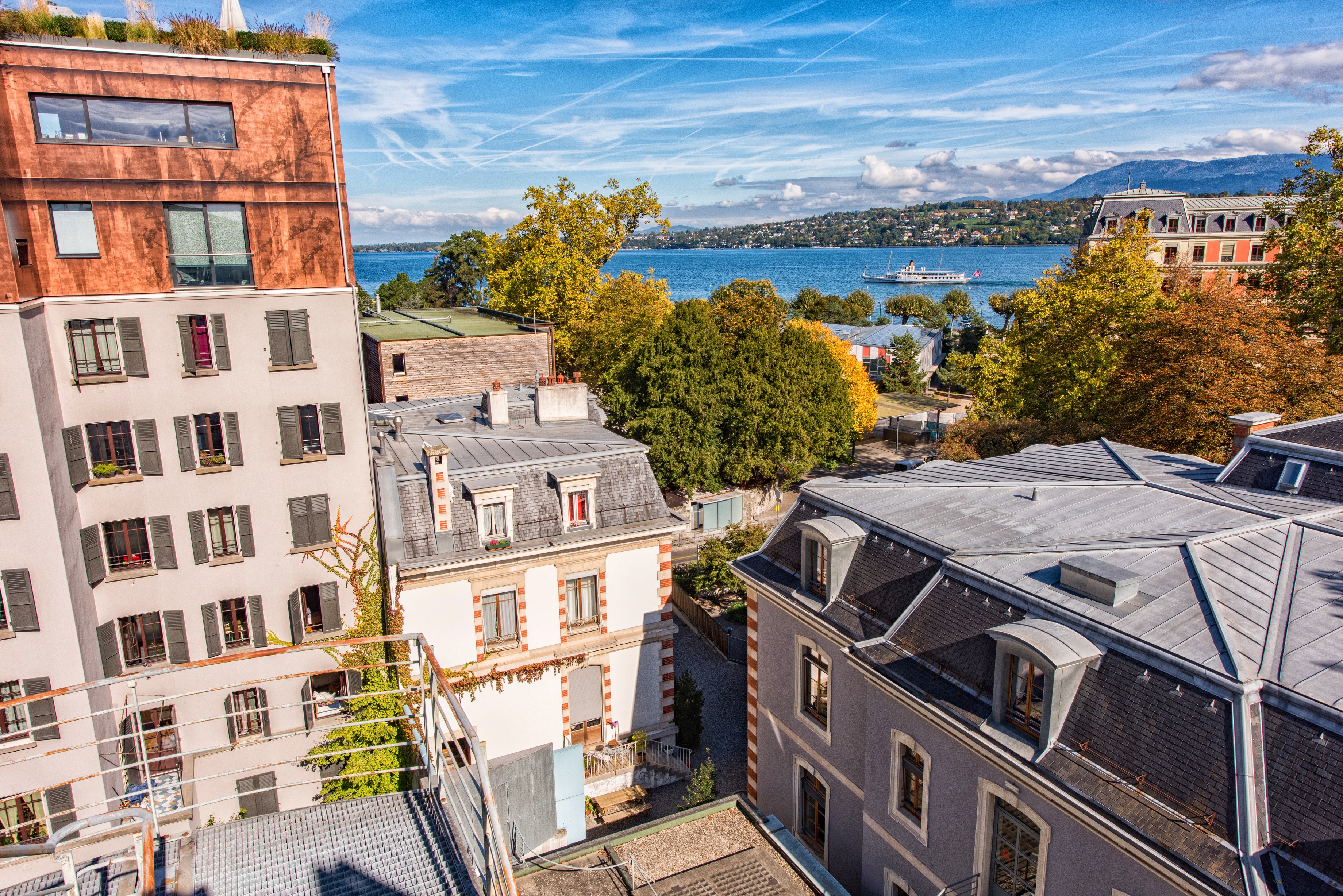 Terrasse avec une vue panoramique sur le lac Terrasse avec une vue panoramique sur le lac