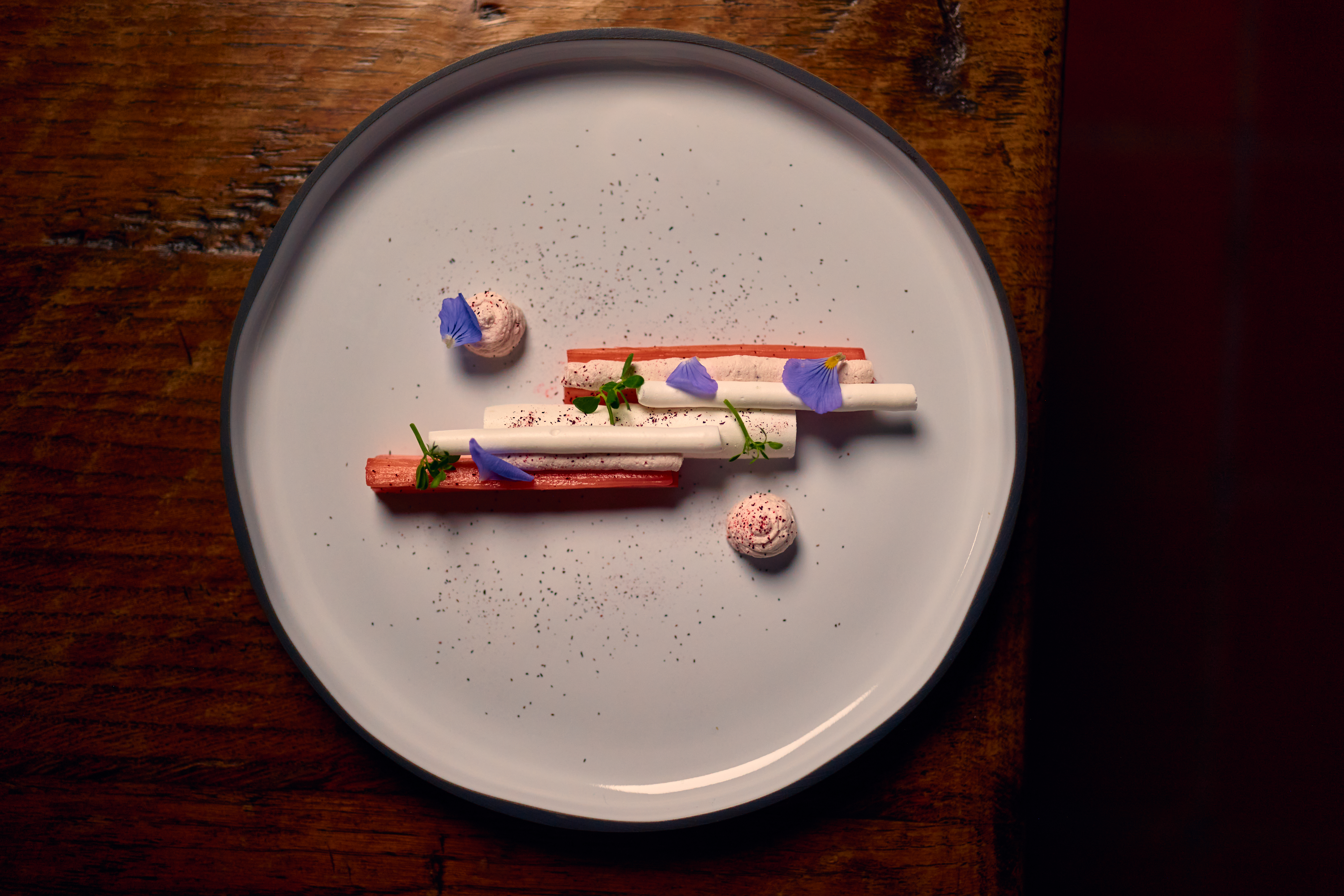 Pavlova à la rhubarb Pavlova à la rhubarb