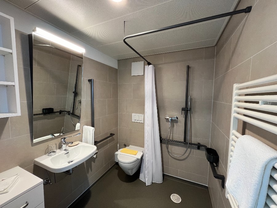 Barrier-free showers Barrier-free showers